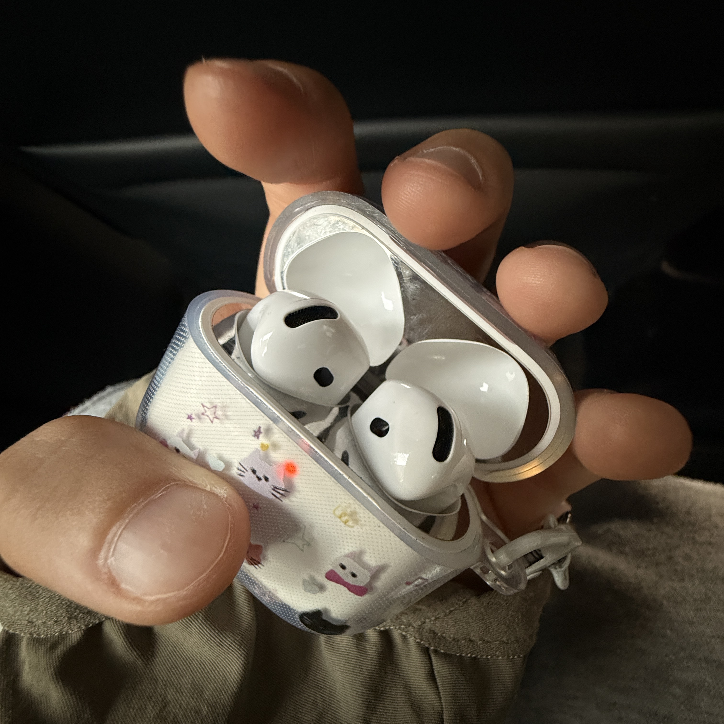 Apple AirPods 4th Gen with Active Noise Cancellation (Korean Ver.) 착용 스타일