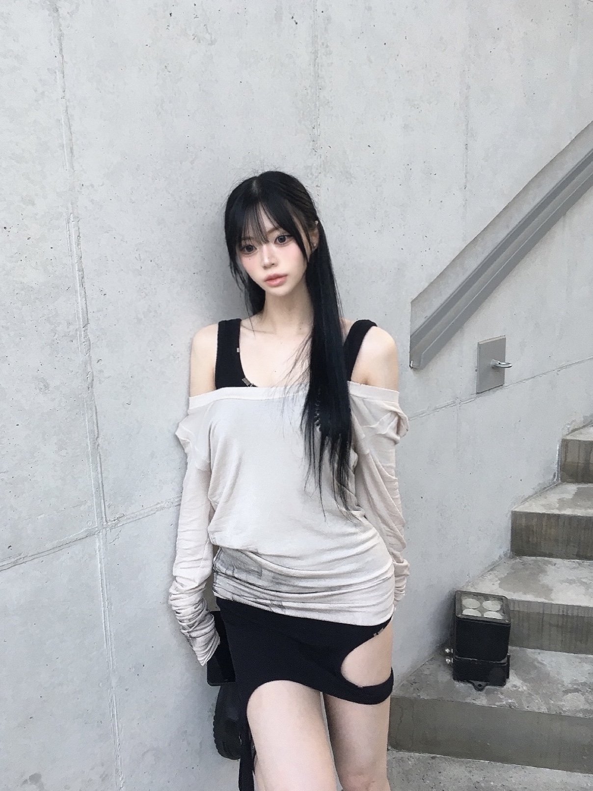 Bonnae Asymmetric Dress Black, Bonnae Beaded Plunge Neck Top Beige 착용 스타일 - 1