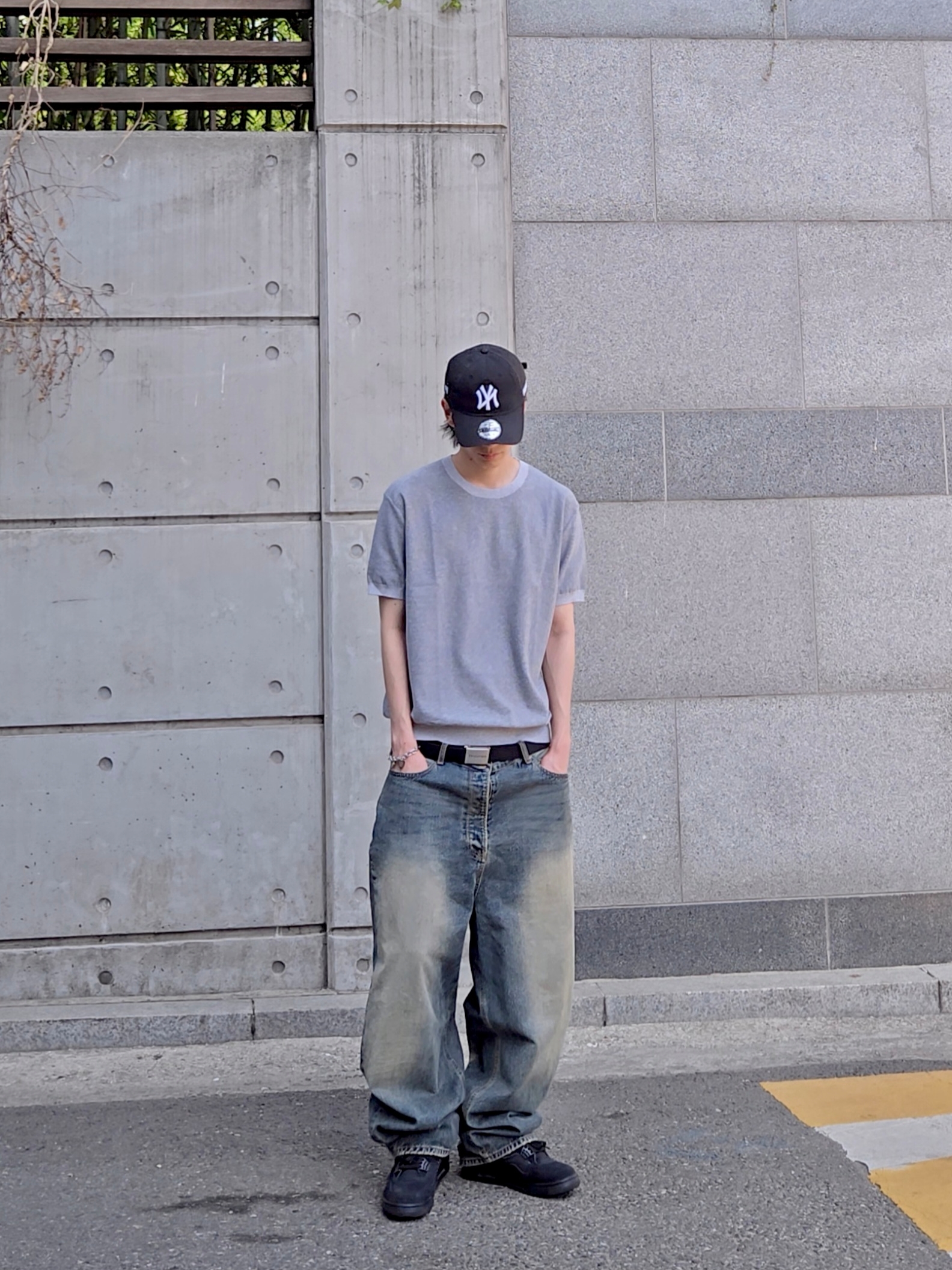 New Era x MoMA New York Yankees Cap Black, Undermycar Mu.26 Anti Fxxking Logo Play Brush Washed Wide Jeans Oil Blue 착용 스타일 - 1
