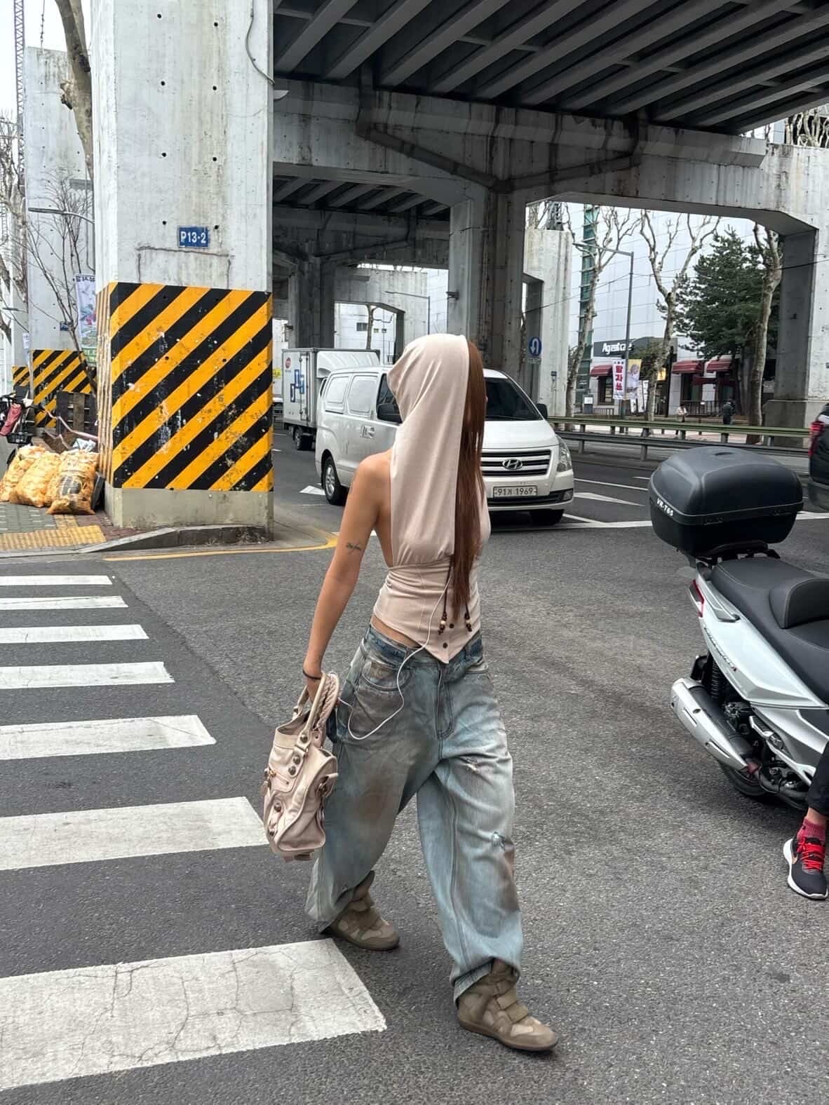 BLR Punched Dirty Wide Denim Pants Light Blue 착용 스타일