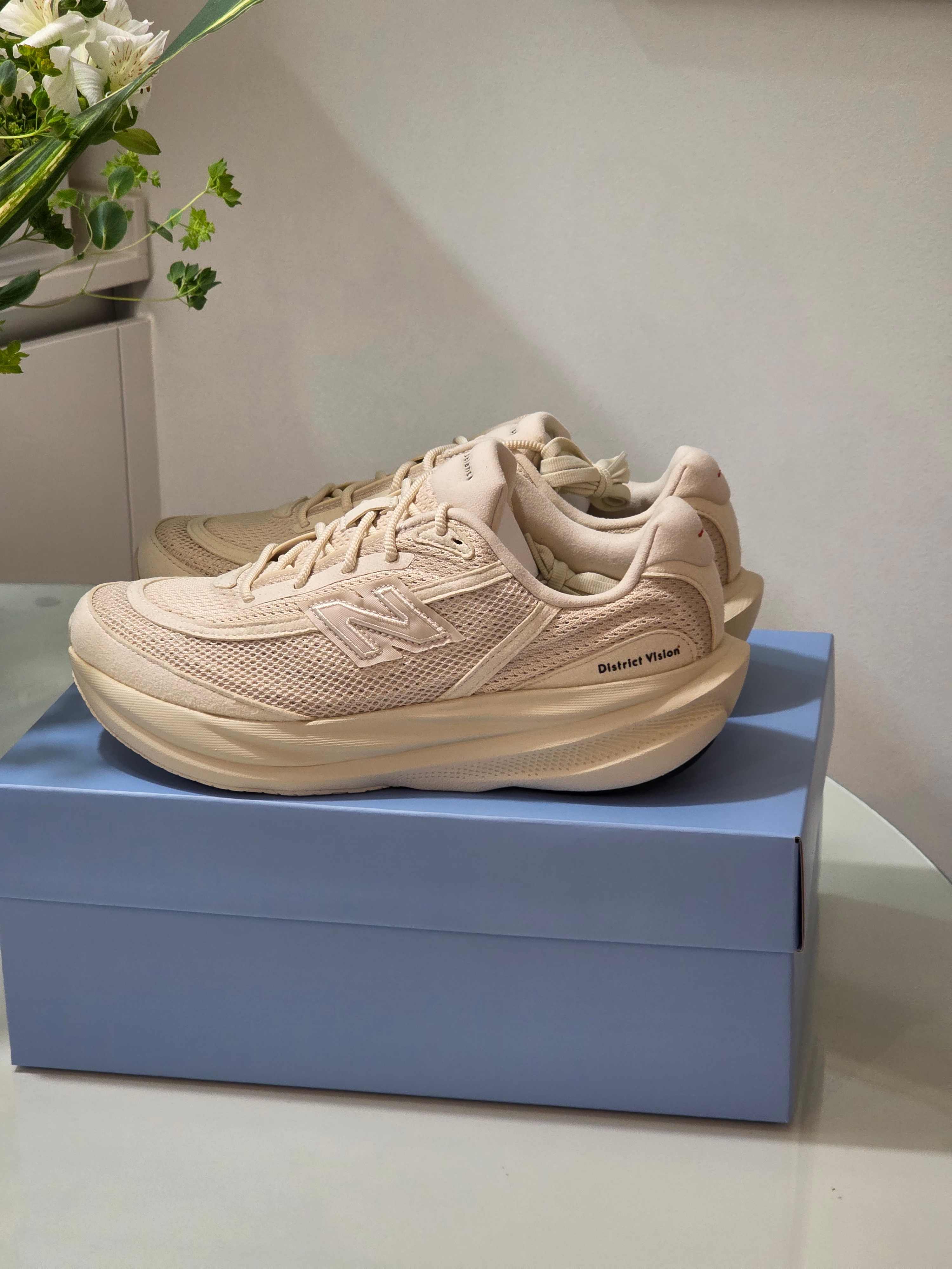 New Balance x District Vision 1080v15 Linen Black, Satisfy PeaceShell River Shirt Falcon 착용 스타일 - 5