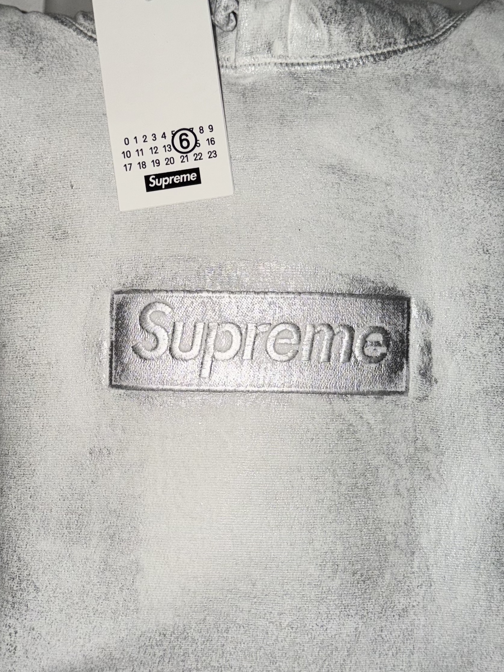 Supreme x MM6 Maison Margiela Foil Box Logo Hooded Sweatshirt White - 24SS, Nike ACG Dri-Fit Club Trail Cap College Grey 착용 스타일 - 1