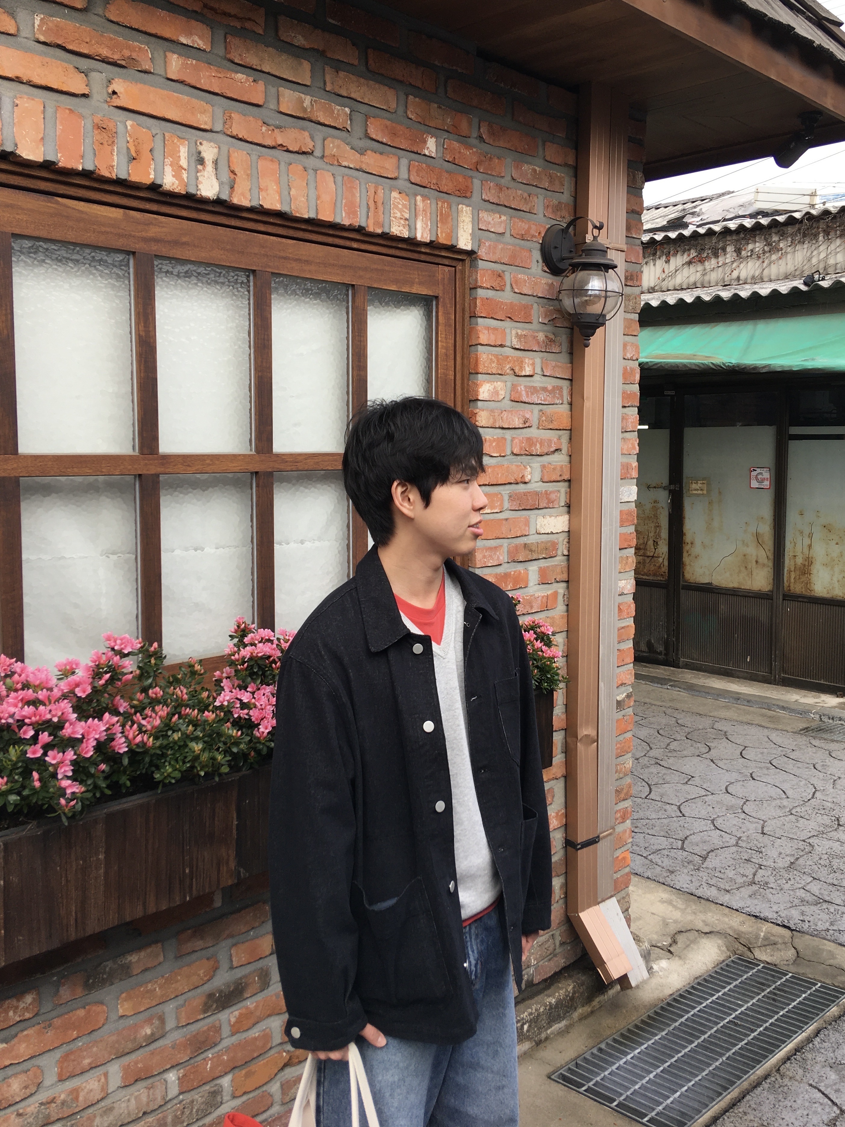 Dr. Martens 1461 Smooth Black, Uniqlo x JW Anderson Canvas Tote Bag Red 착용 스타일 - 3