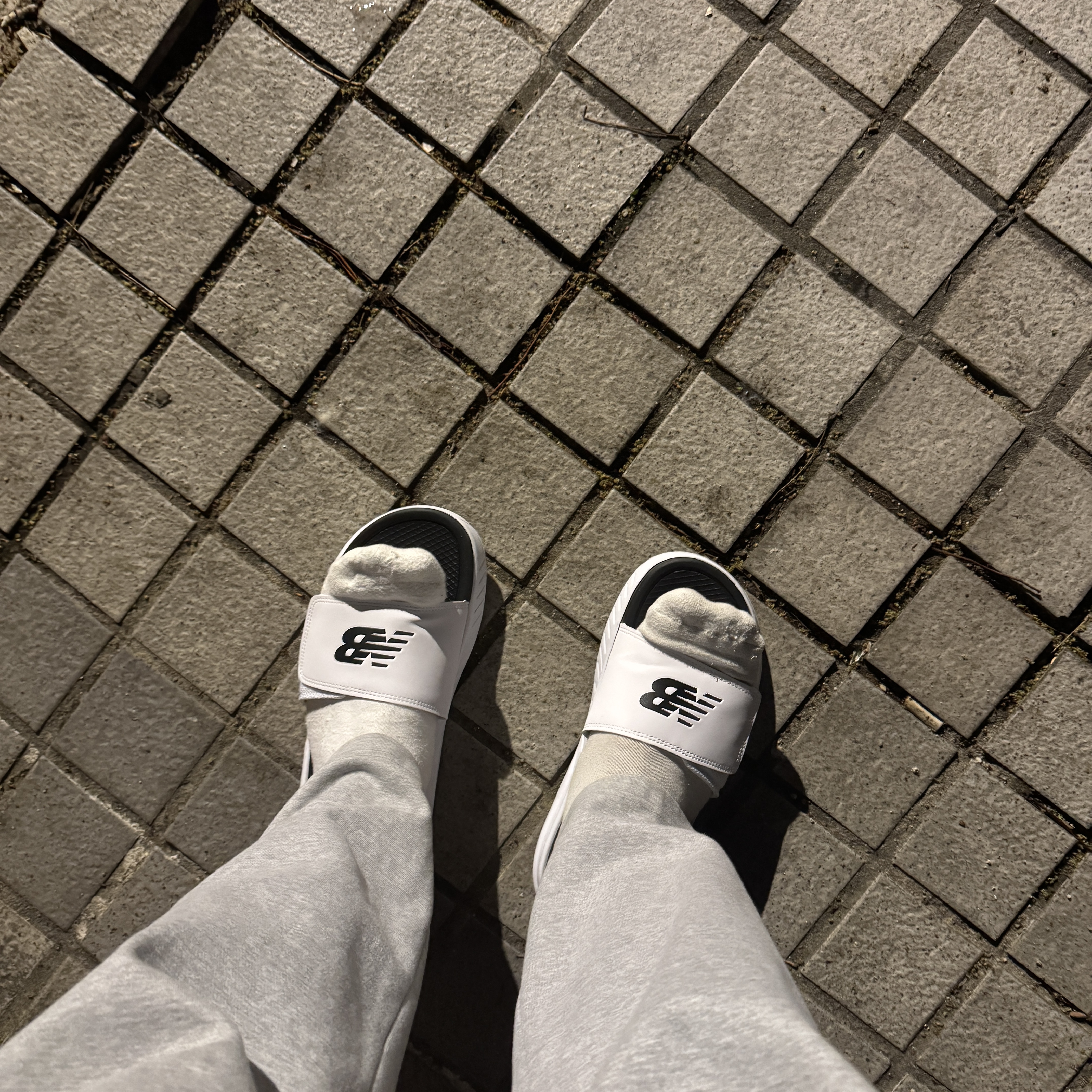 New Balance Cushioning Slide White 착용 스타일