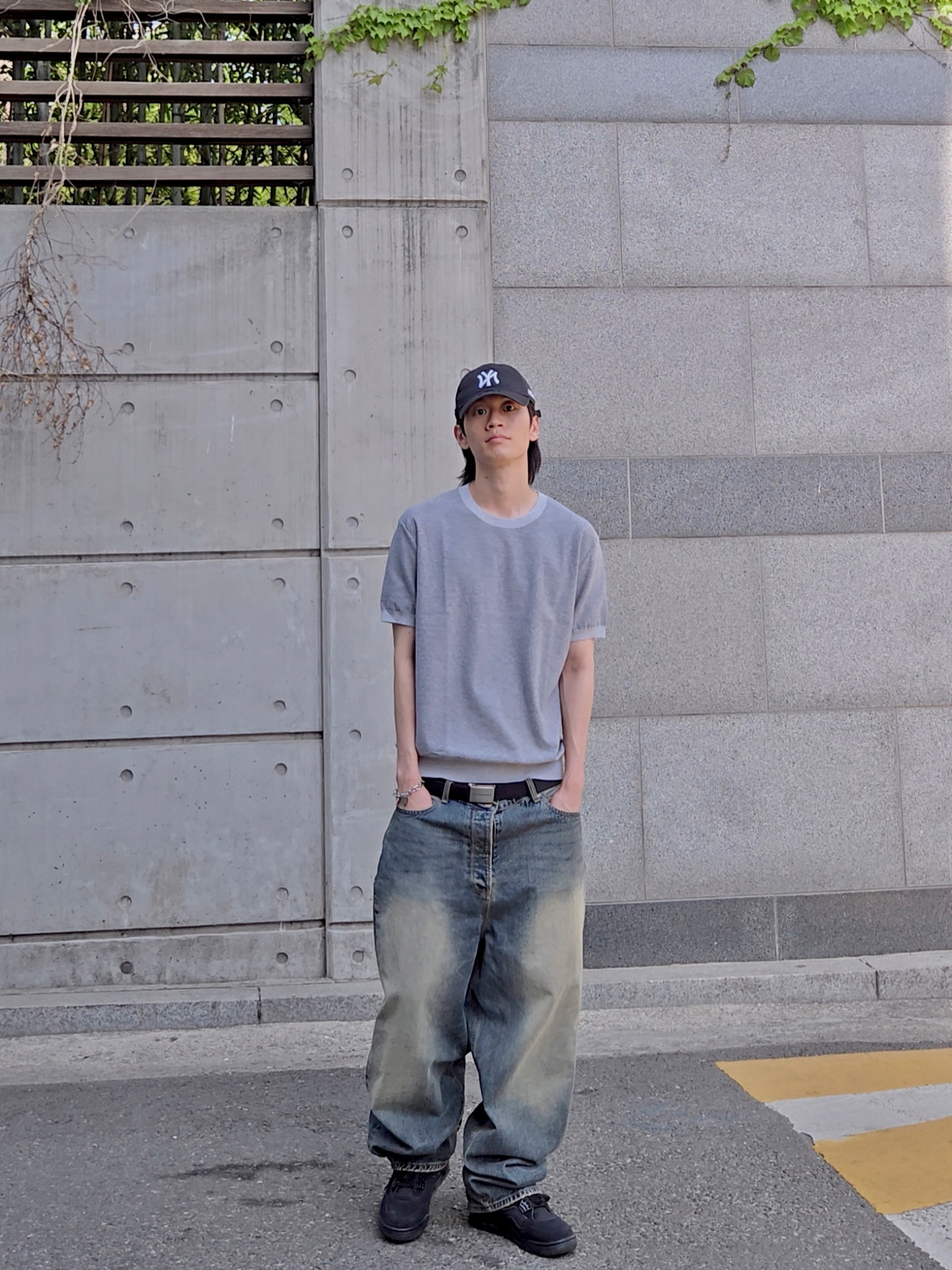 New Era x MoMA New York Yankees Cap Black, Undermycar Mu.26 Anti Fxxking Logo Play Brush Washed Wide Jeans Oil Blue 착용 스타일 - 2