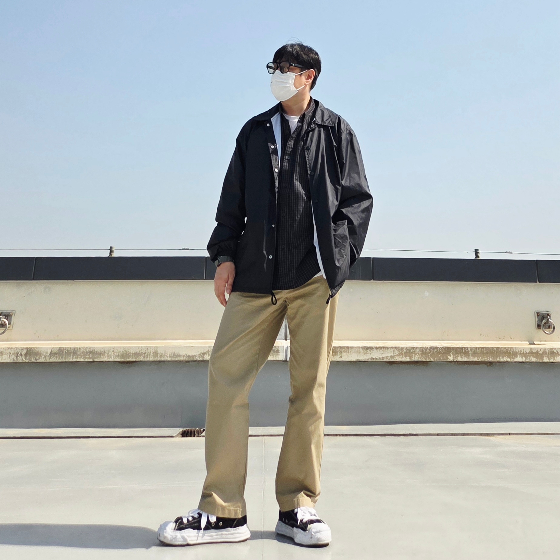 CDG Logo Coach Jacket Black, Maison Mihara Yasuhiro Hank OG Sole Canvas Low-top Sneakers Black 착용 스타일 - 3