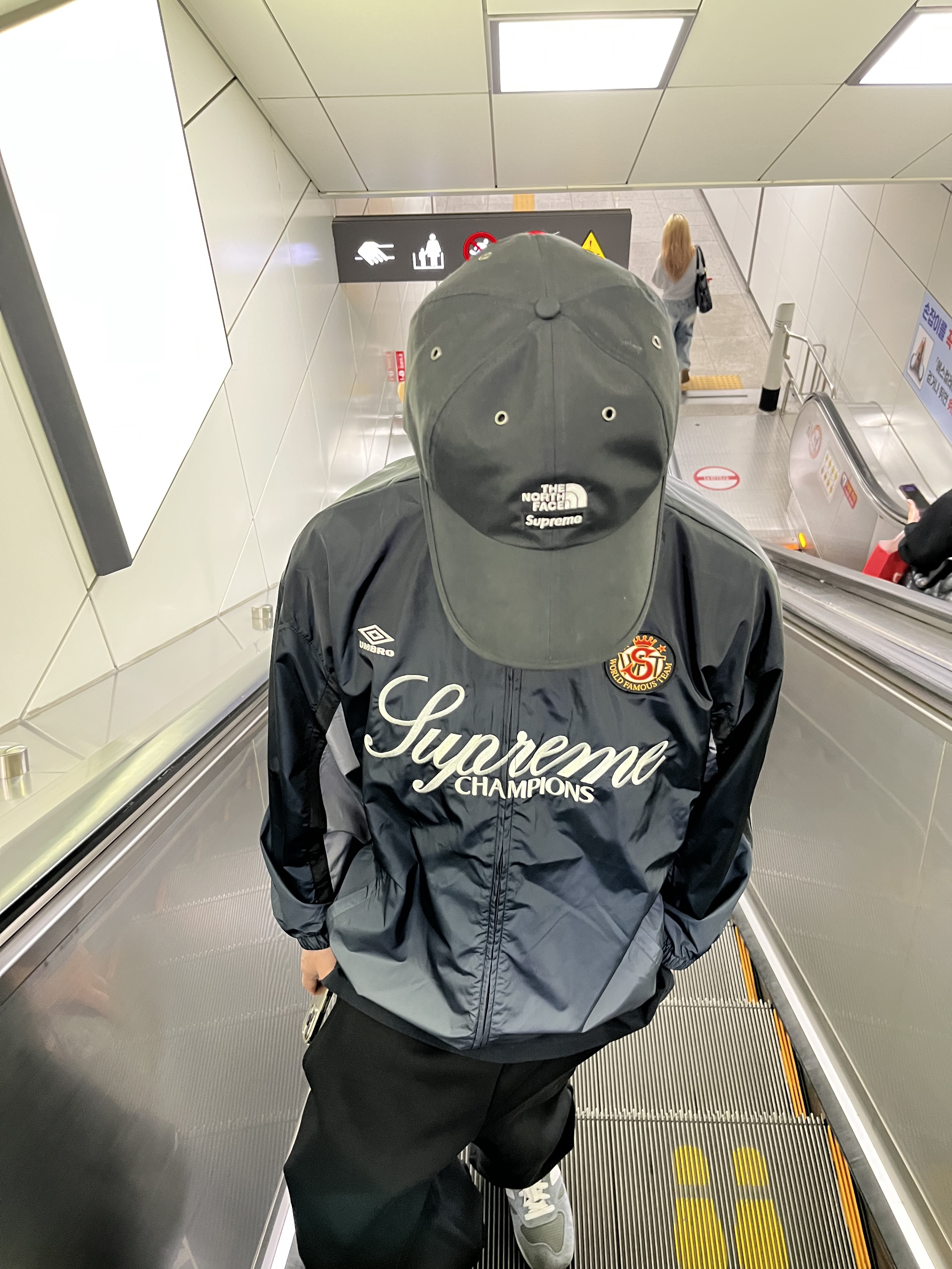 Supreme x Umbro Gradient Track Jacket Black - 25FW 착용 스타일 - 3