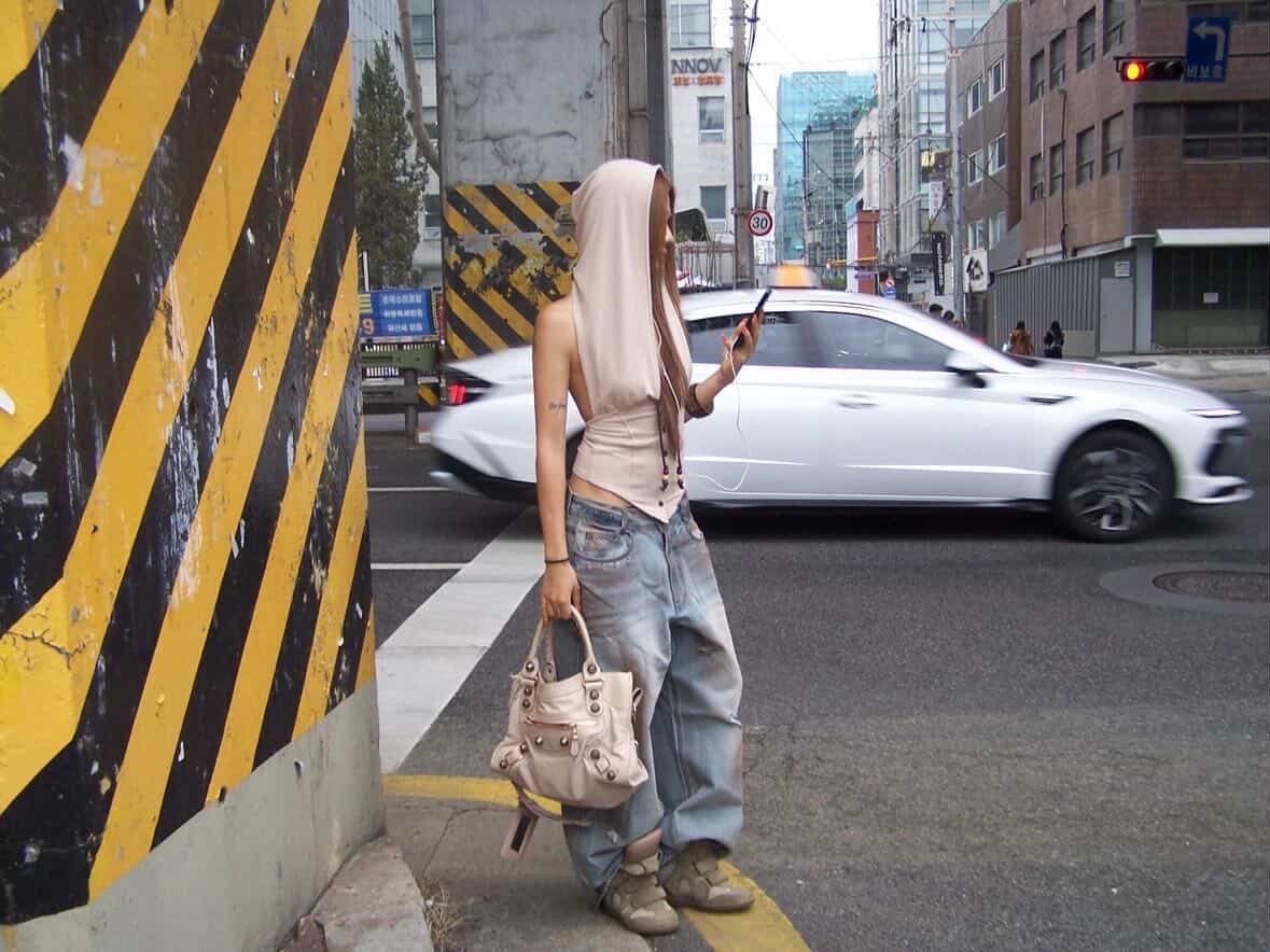 BLR Punched Dirty Wide Denim Pants Light Blue 착용 스타일