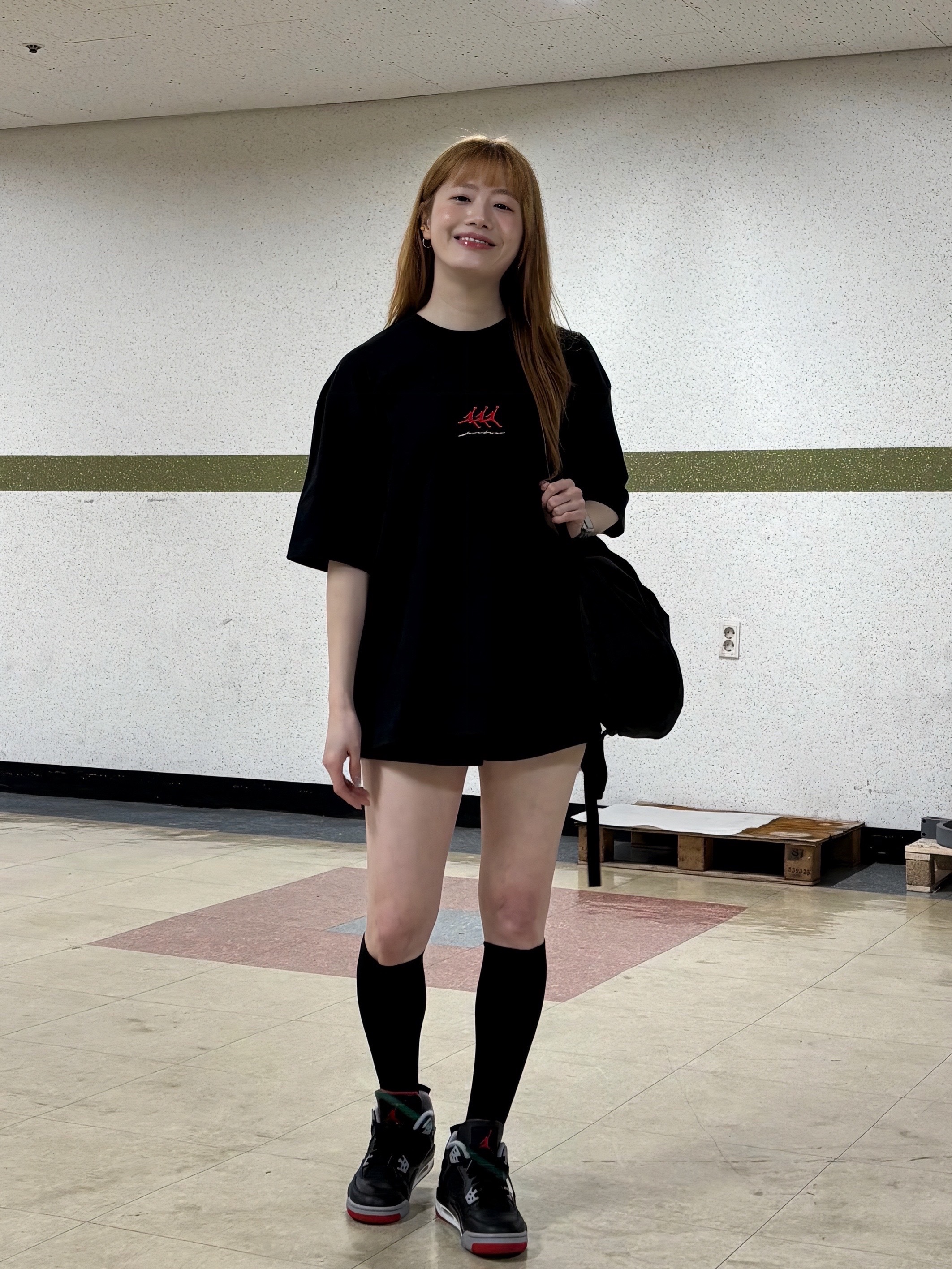 Jordan 4 Retro Bred Reimagined, Jordan Flight Oversized Graphic T-Shirt Black (IF3133-010) 착용 스타일 - 8