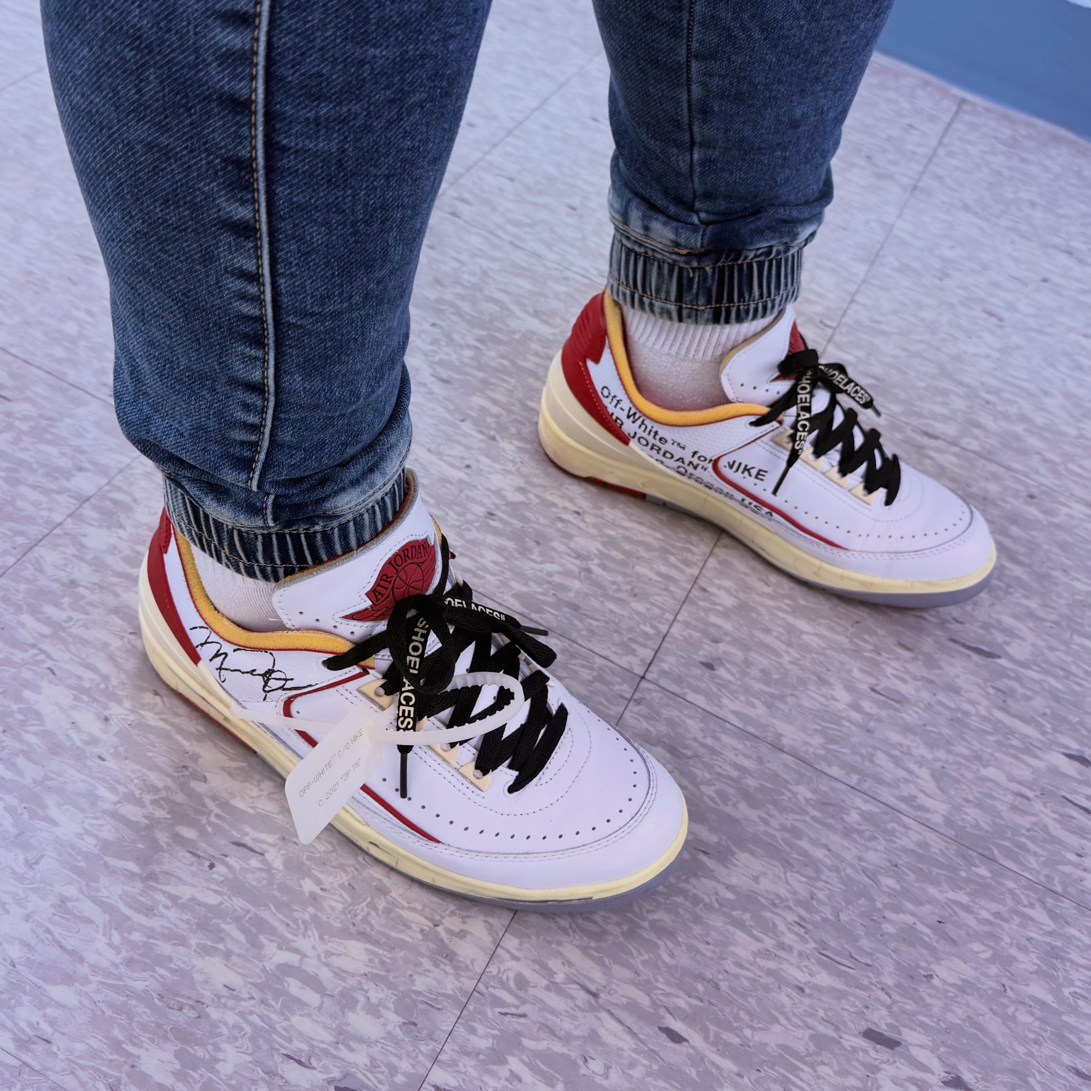 Jordan 2 x Off-White Retro Low SP White and Varsity Red 착용 스타일