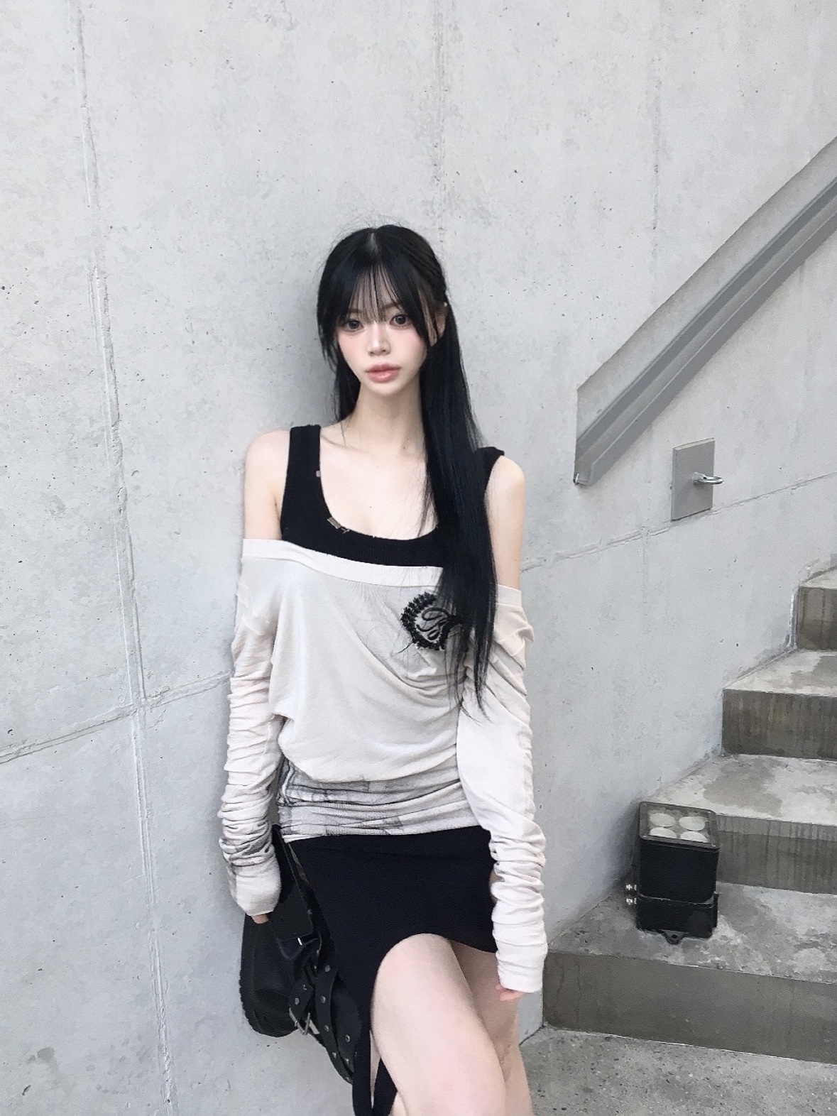 Bonnae Asymmetric Dress Black, Bonnae Beaded Plunge Neck Top Beige 착용 스타일 - 3