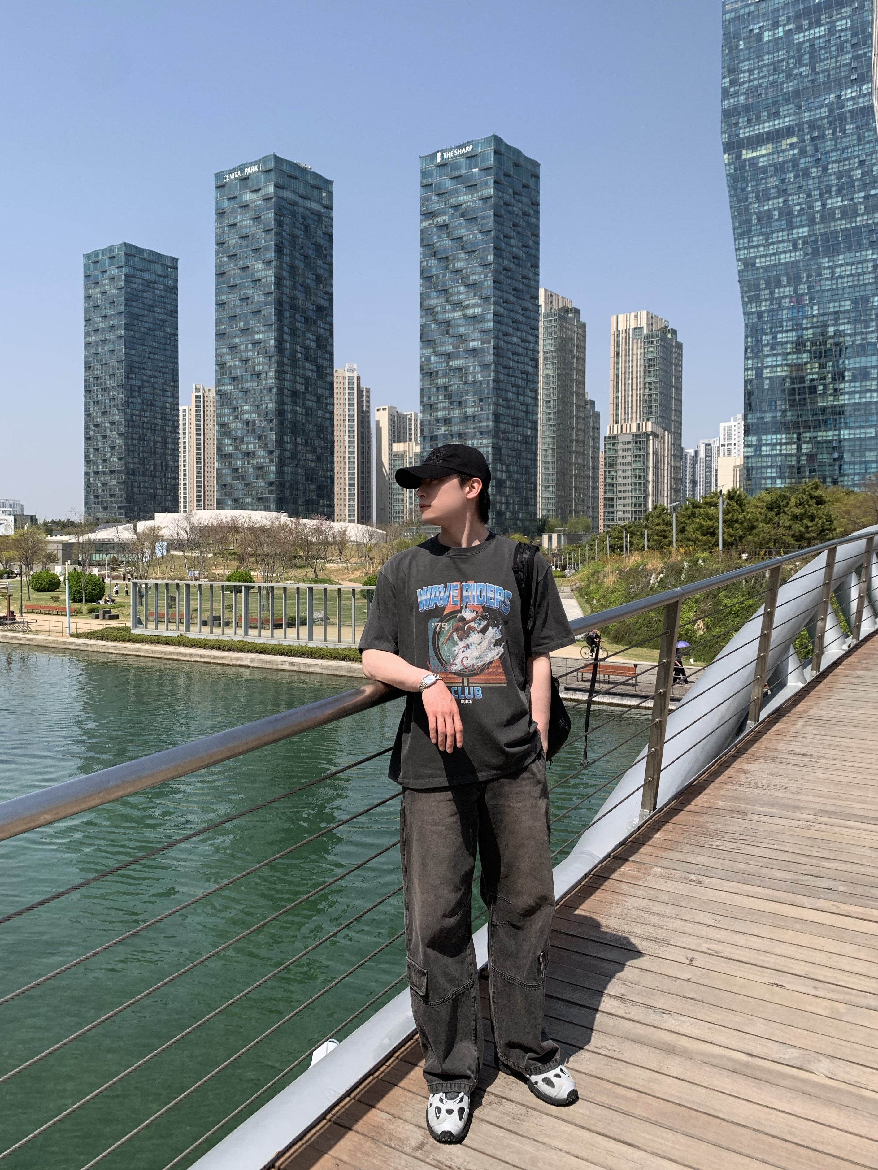 Noice x Oasis Maine Road T-Shirt Charcoal, Helinox Wear Eclipse Lightpack 20 Black 착용 스타일 - 3
