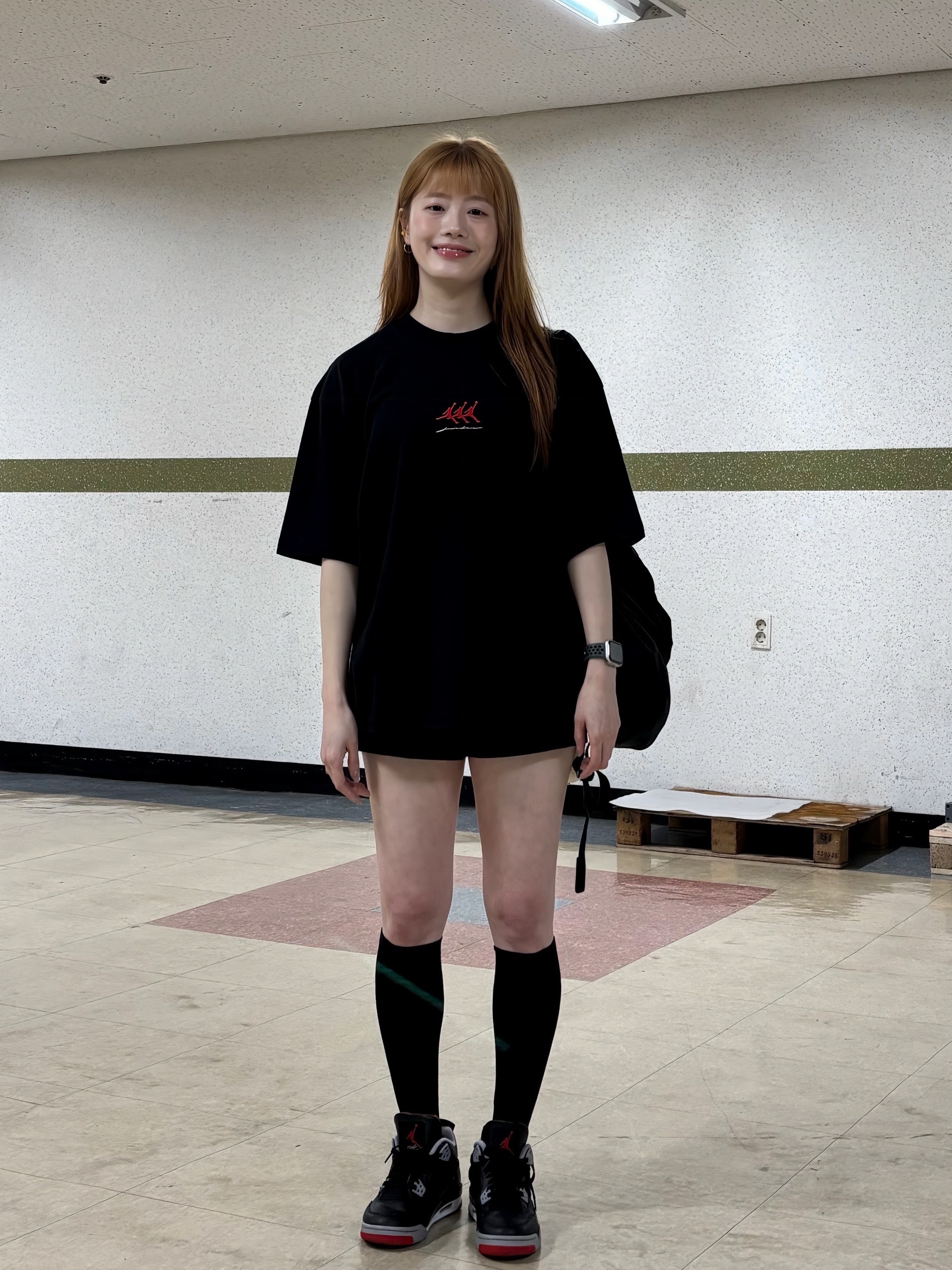 Jordan 4 Retro Bred Reimagined, Jordan Flight Oversized Graphic T-Shirt Black (IF3133-010) 착용 스타일 - 2