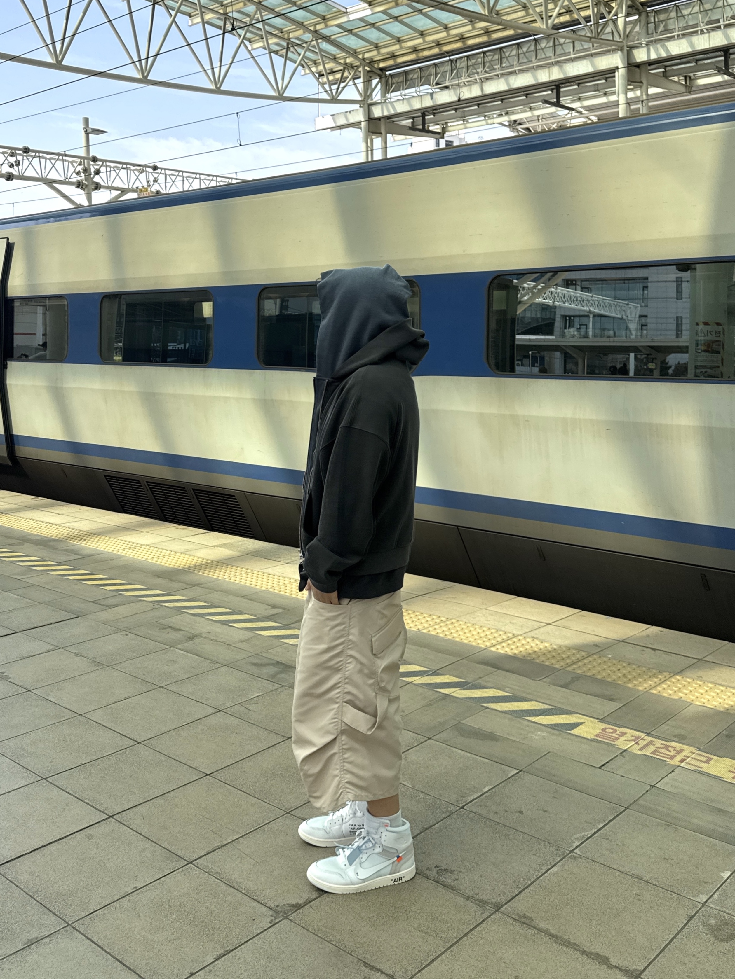 Nonnod Duplex Hooded Zip-Up Chacoal, Jordan 1 x Virgil Abloh Archive Retro High Alaska White 착용 스타일