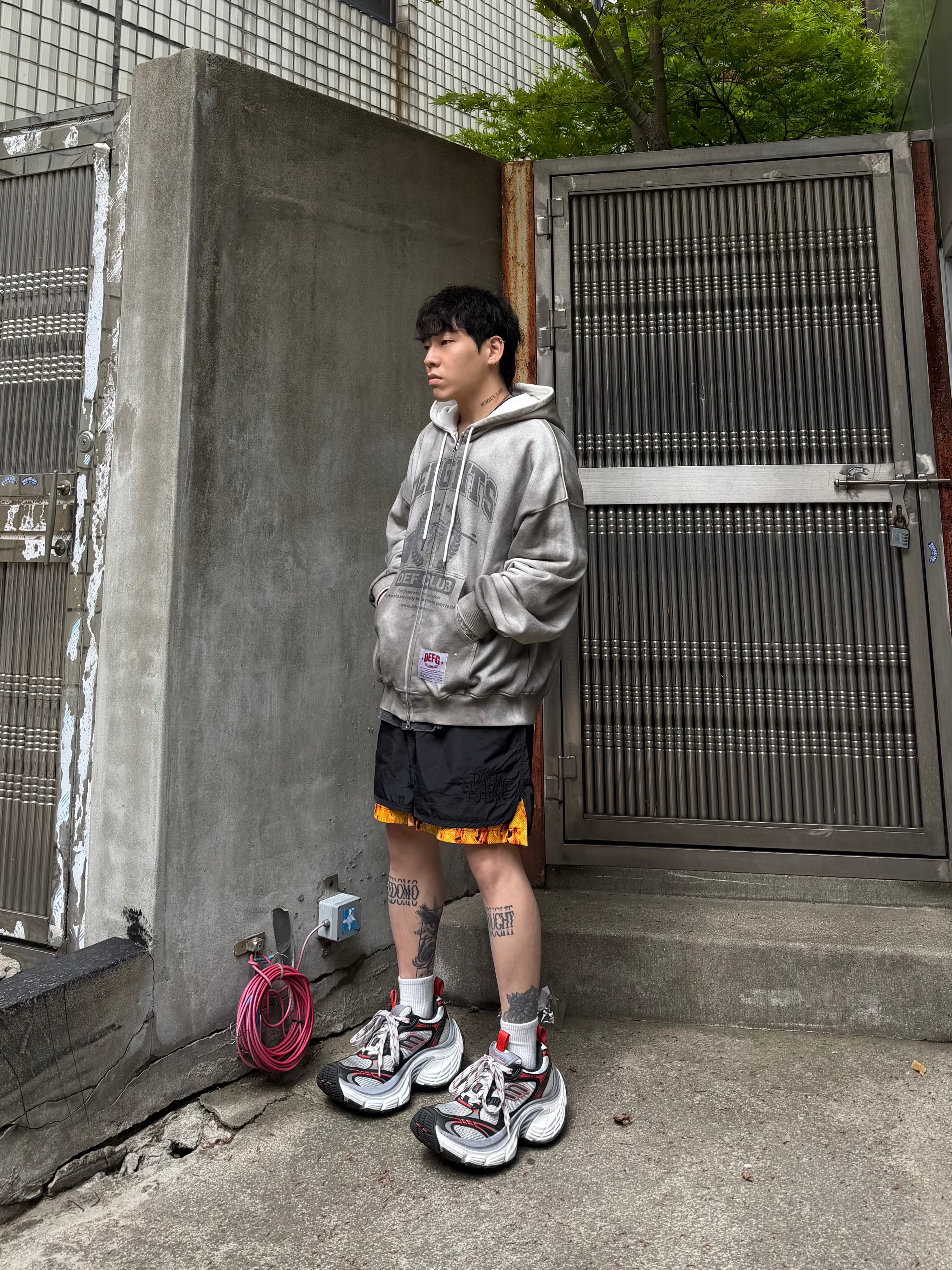 Balenciaga 10XL Sneakers Grey White Red 착용 스타일 - 4