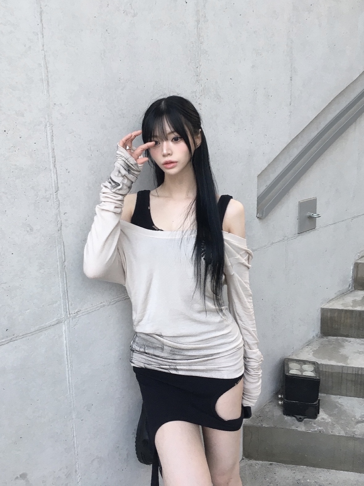 Bonnae Asymmetric Dress Black, Bonnae Beaded Plunge Neck Top Beige 착용 스타일 - 2