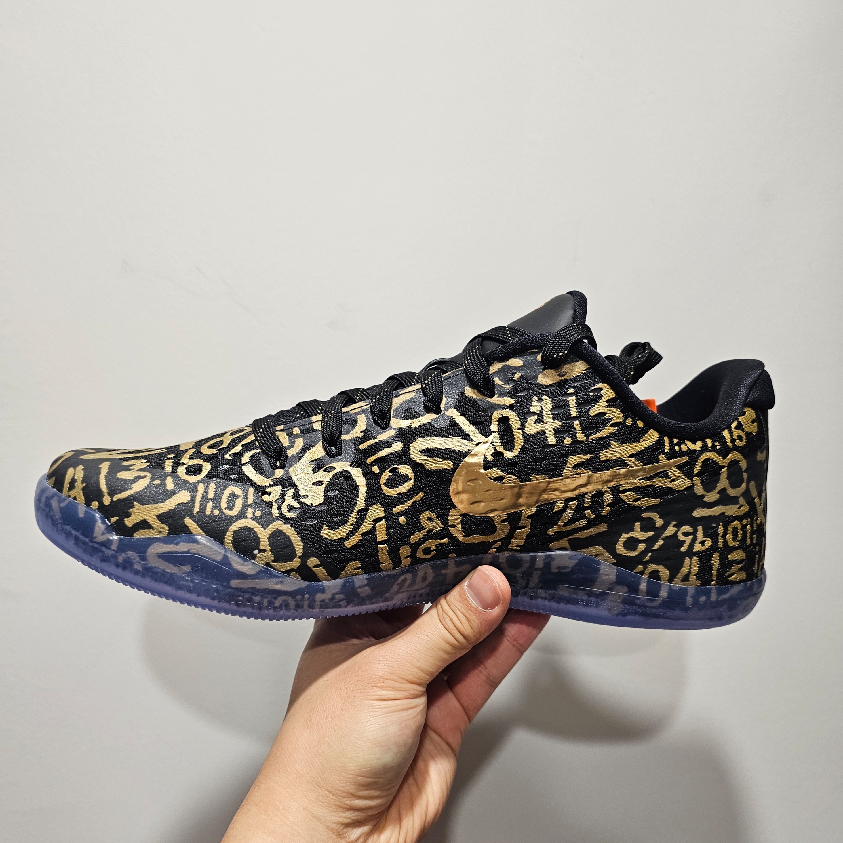 Nike Kobe 11 Protro Black and Metallic Gold 착용 스타일 - 3