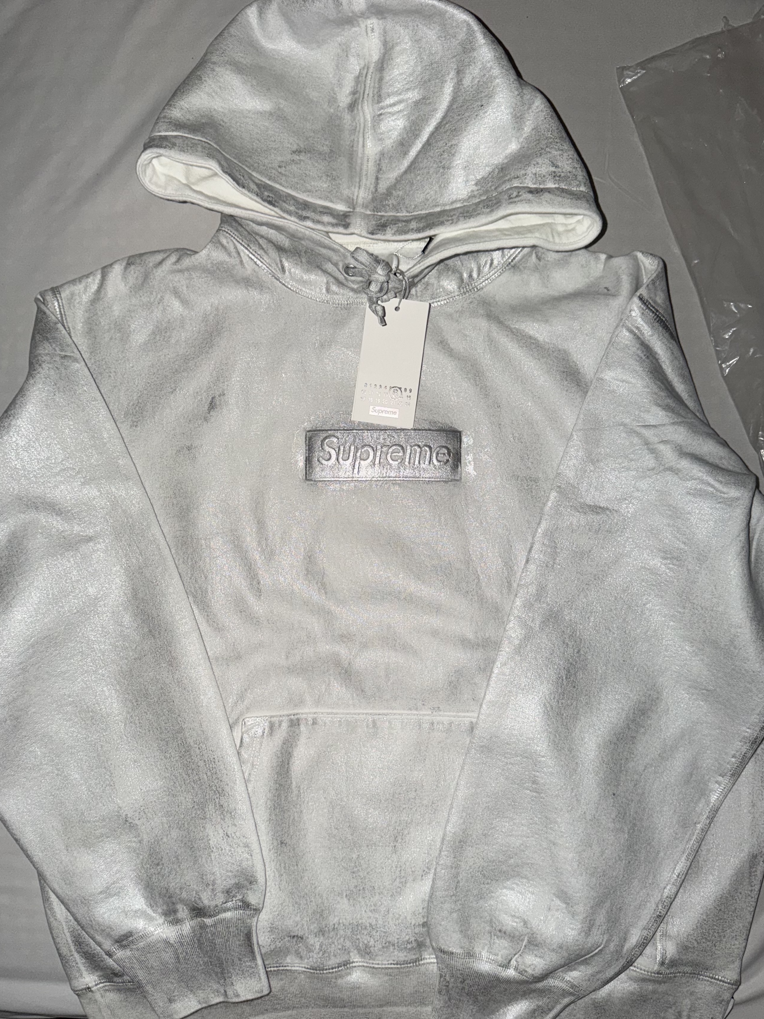 Supreme x MM6 Maison Margiela Foil Box Logo Hooded Sweatshirt White - 24SS, Nike ACG Dri-Fit Club Trail Cap College Grey 착용 스타일 - 2