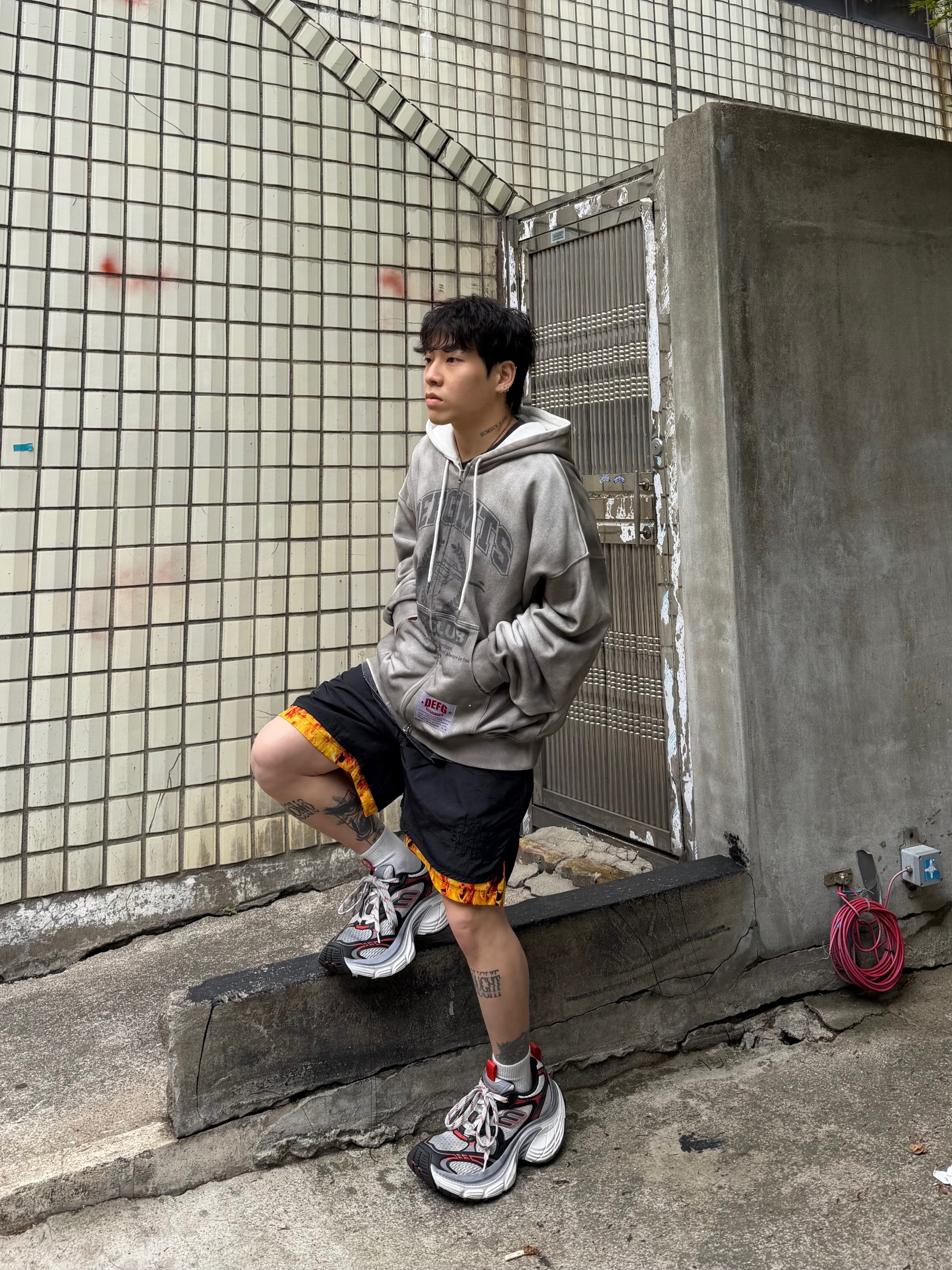 Balenciaga 10XL Sneakers Grey White Red 착용 스타일 - 8