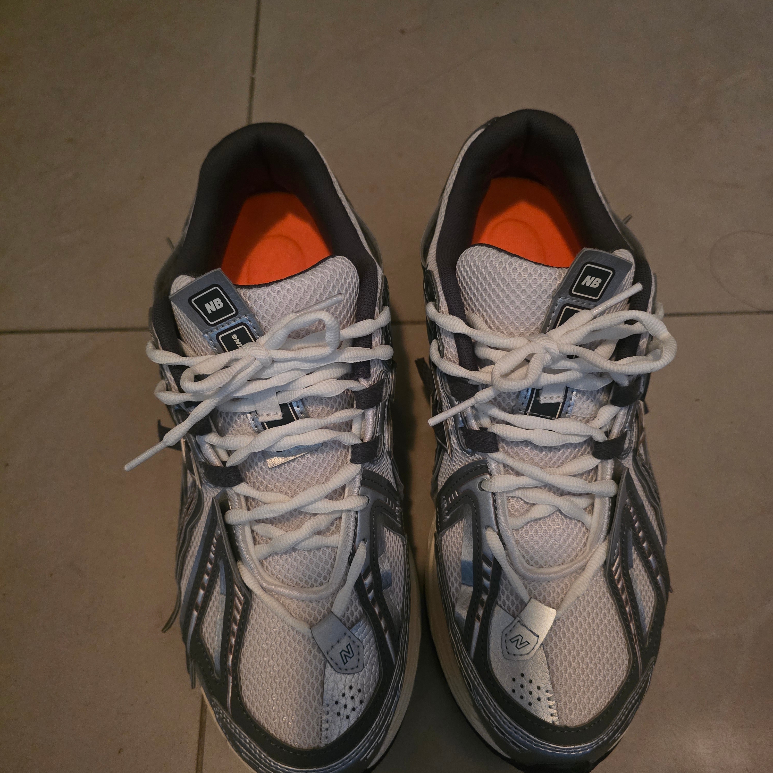 New Balance 1906A Silver Metallic Castlerock 착용 스타일 - 2