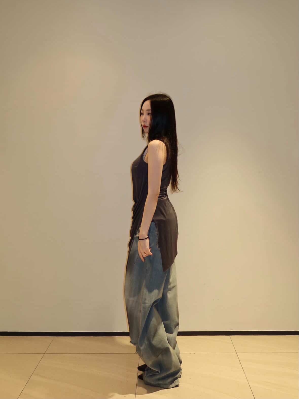 BLR Destroyed Vintage Oil Washing Denim Pants, BLR Soft Draping Sleeveless Grey 착용 스타일