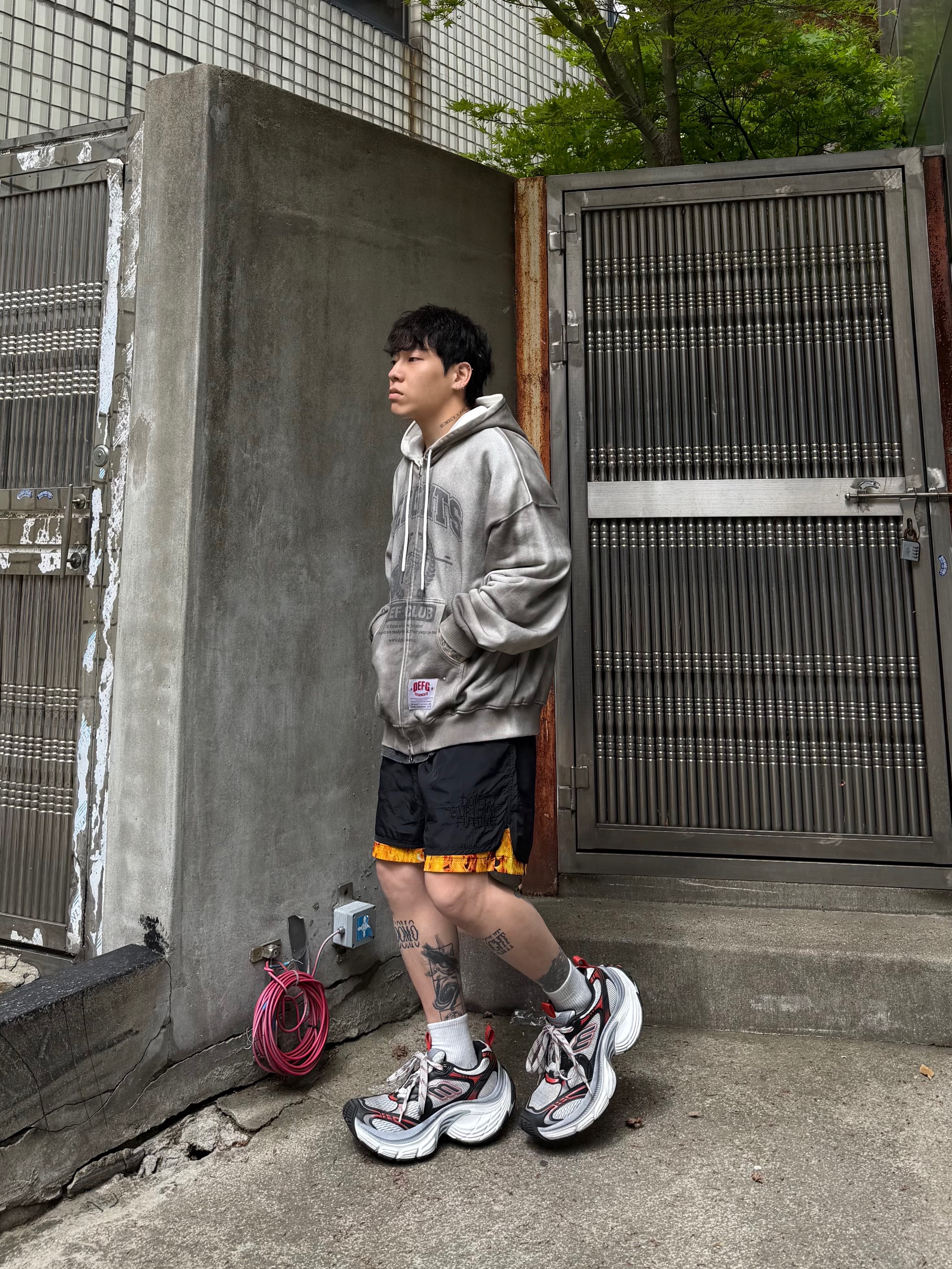 Balenciaga 10XL Sneakers Grey White Red 착용 스타일 - 3