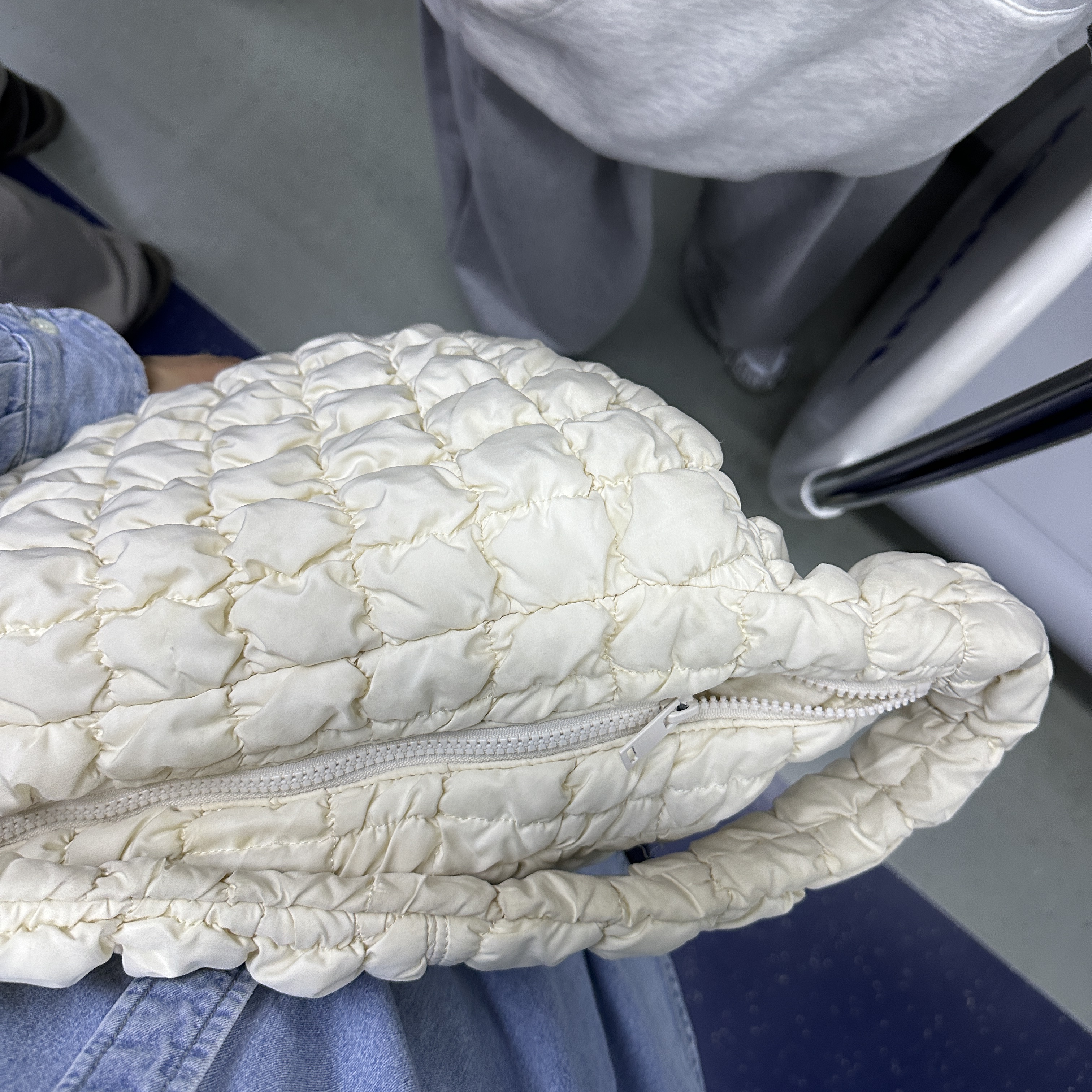 COS Quilted Oversized Shoulder Bag Off White Light Beige 착용 스타일