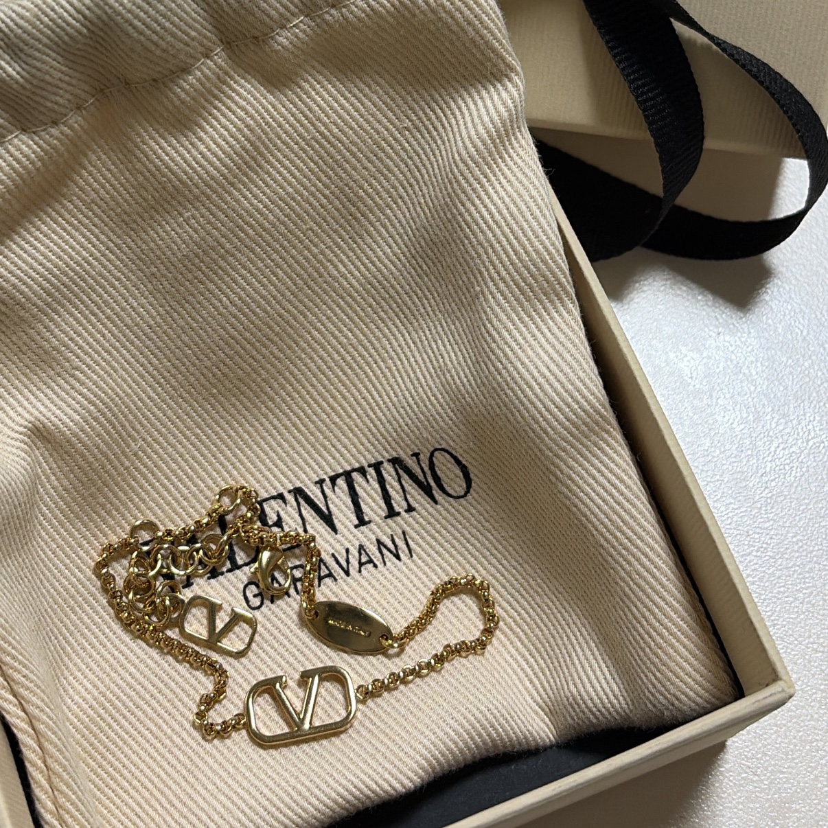 (W) Valentino Vlogo Signature Metal Bracelet Gold 착용 스타일