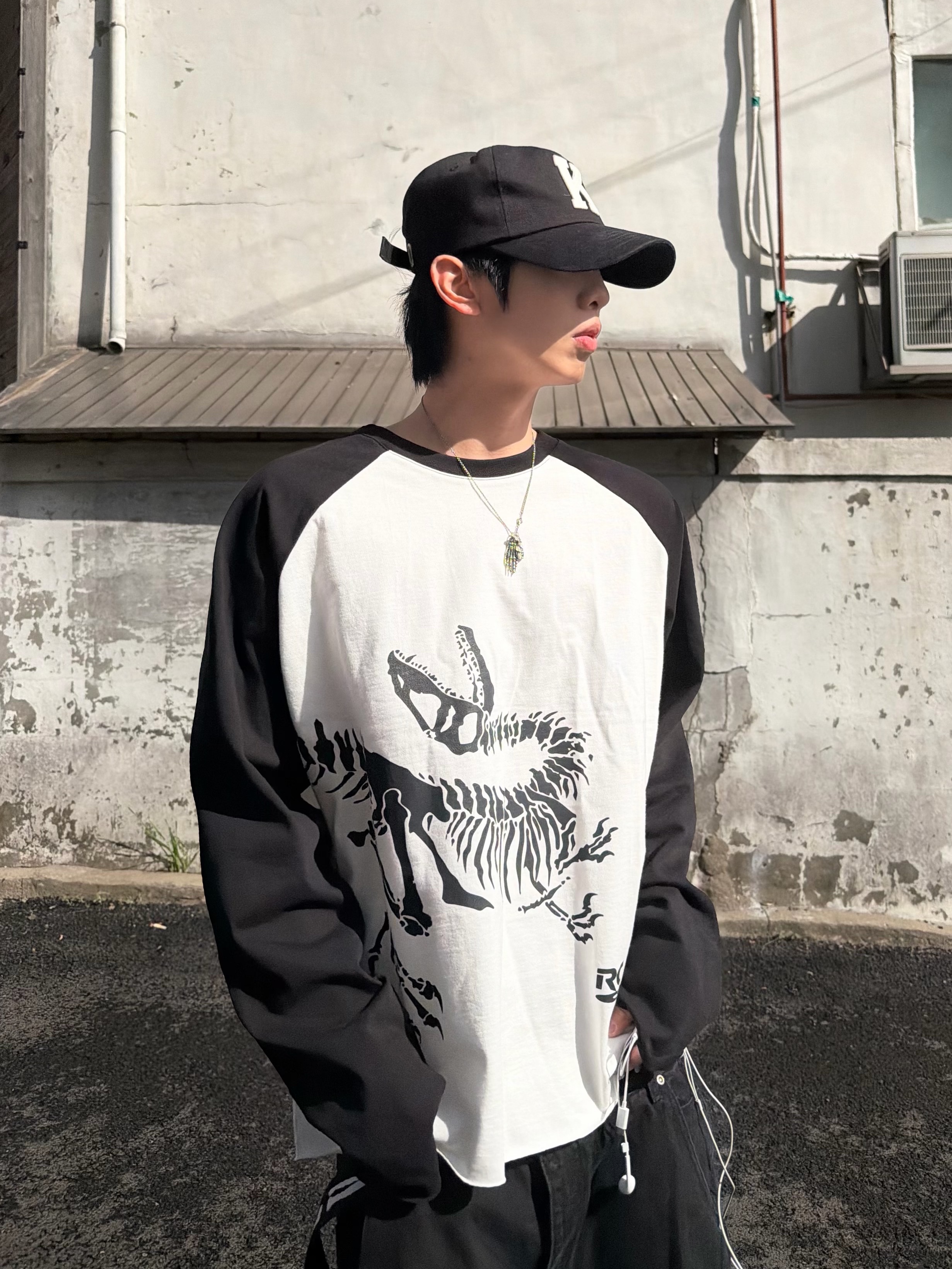 Jordan 1 x Virgil Abloh Archive Retro High Alaska White, Kamien x KOIN SEOUL K Logo Ball Cap Black 착용 스타일 - 6
