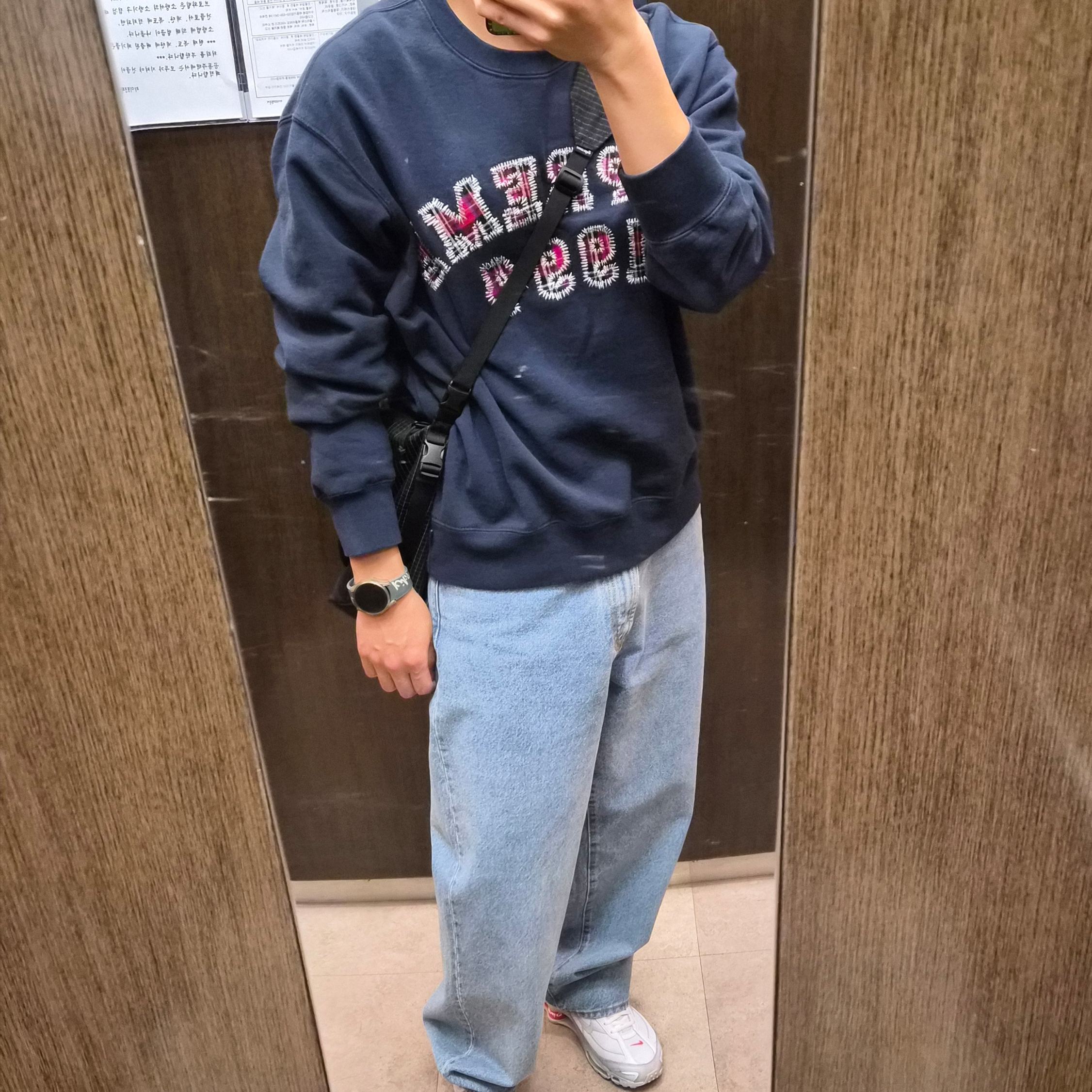 Supreme Plaid Arc Crewneck Navy - 26SS, Supreme Baggy Jean Washed Indigo - 26SS 착용 스타일