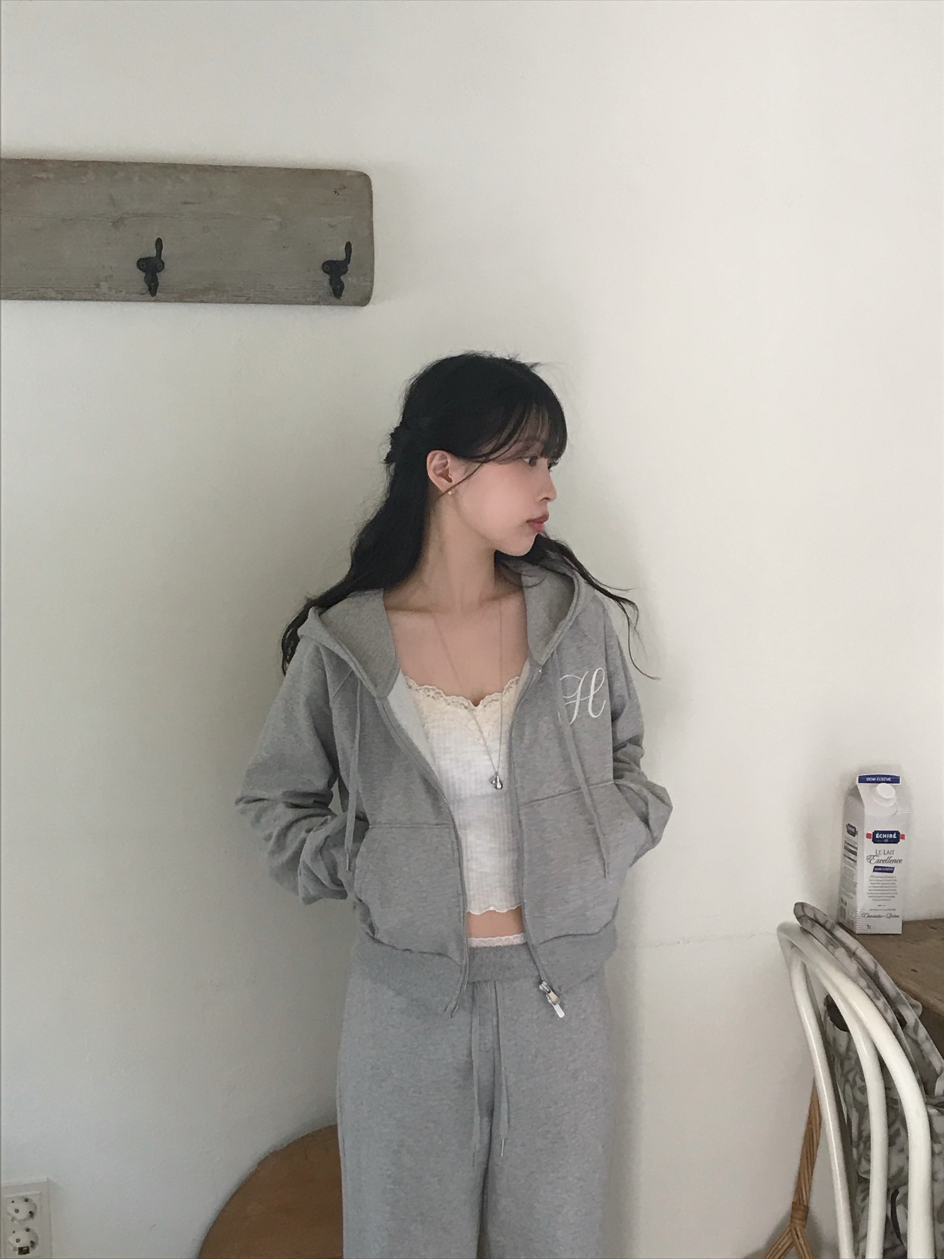 Alo Yoga Iconic Shopper Tote Bag Grey Tiedye, Fila Glio Cream 착용 스타일 - 5
