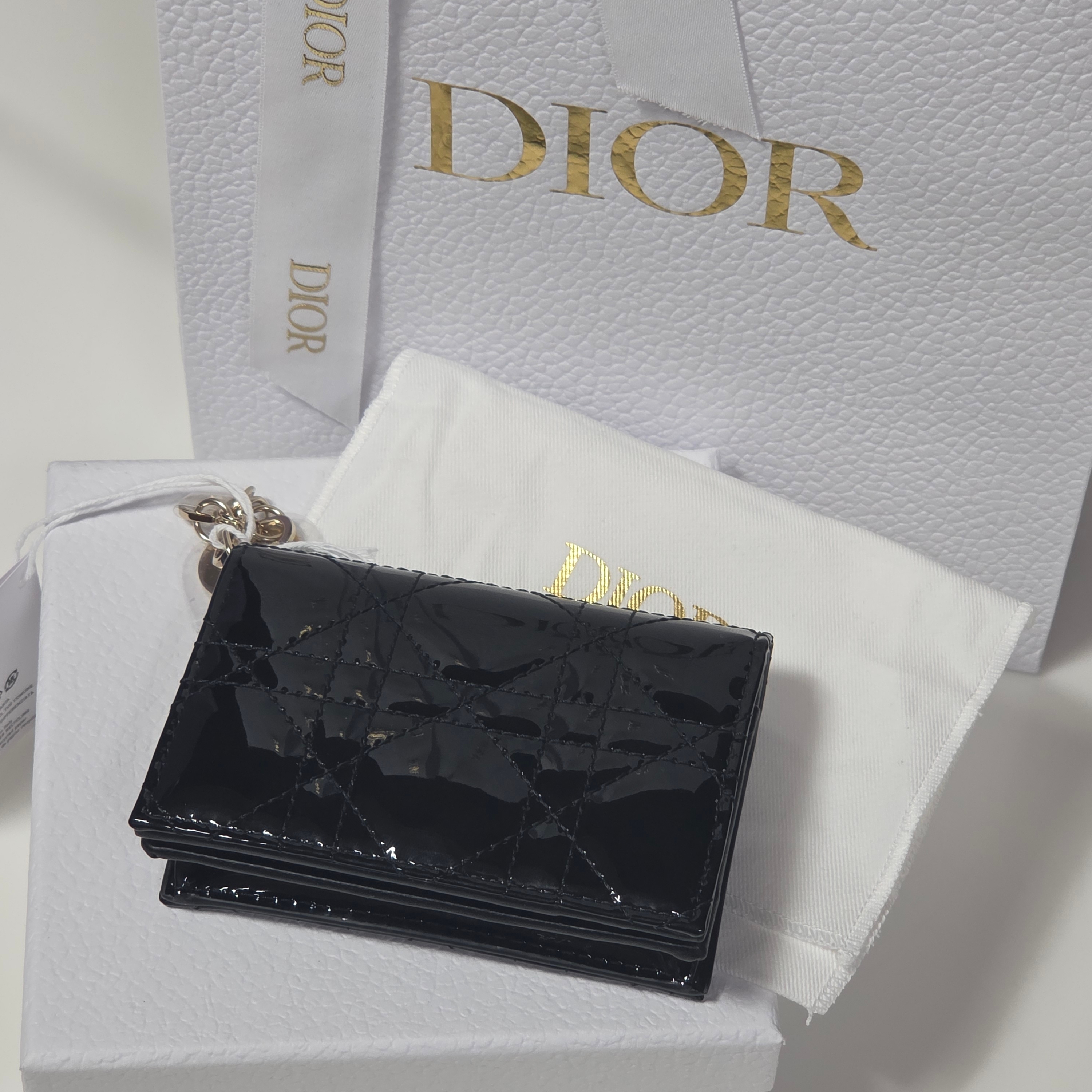 Vunque Toque Love Small Tote Bag Pure Beige, Dior Lady Flap Card Holder Patent Cannage Calfskin Black 착용 스타일 - 3