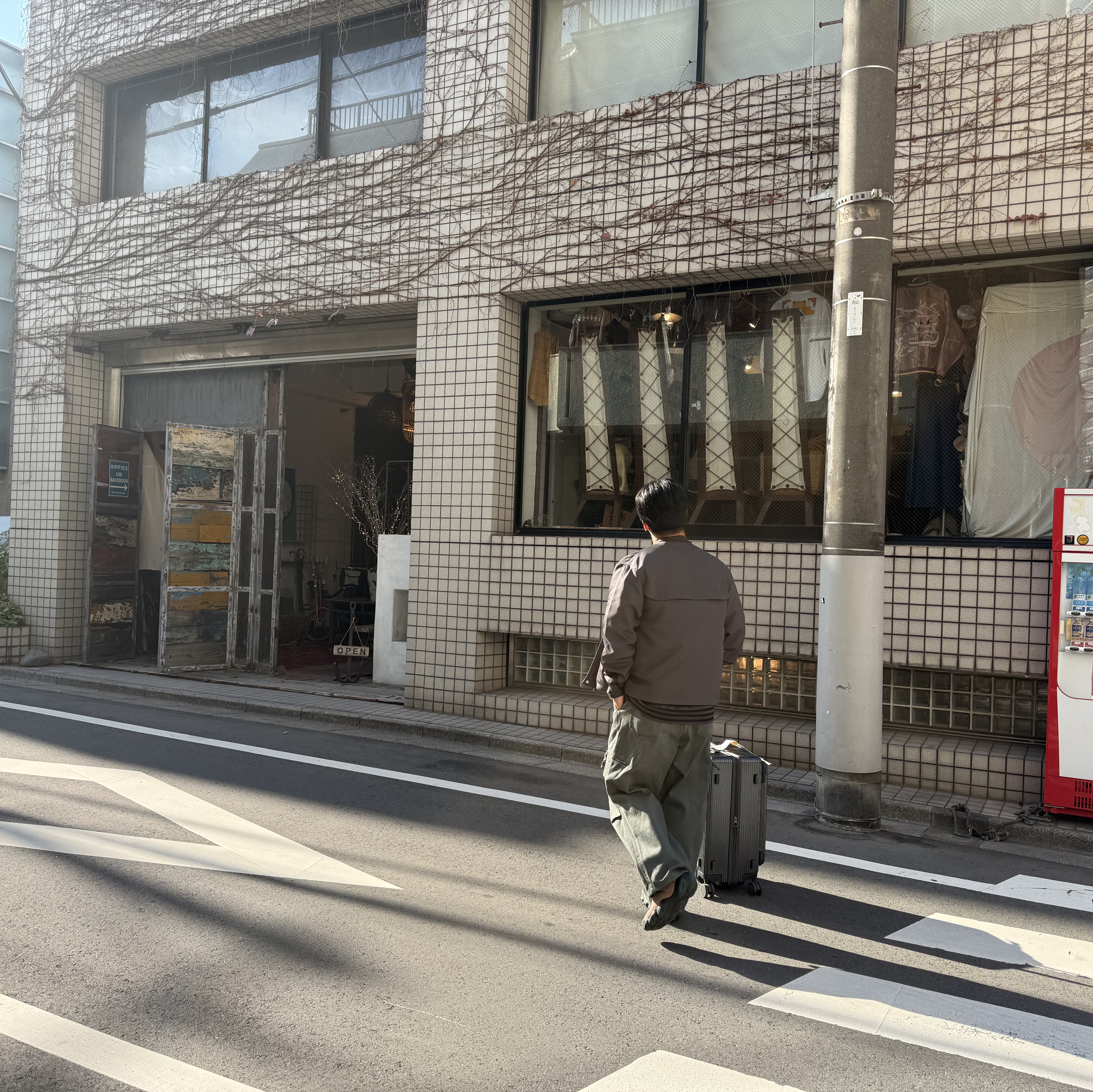 Oakley Factory Team x Brain Dead Suede Flesh Taupe, Sansan Gear Detachable Jacket Midnight Blue 착용 스타일