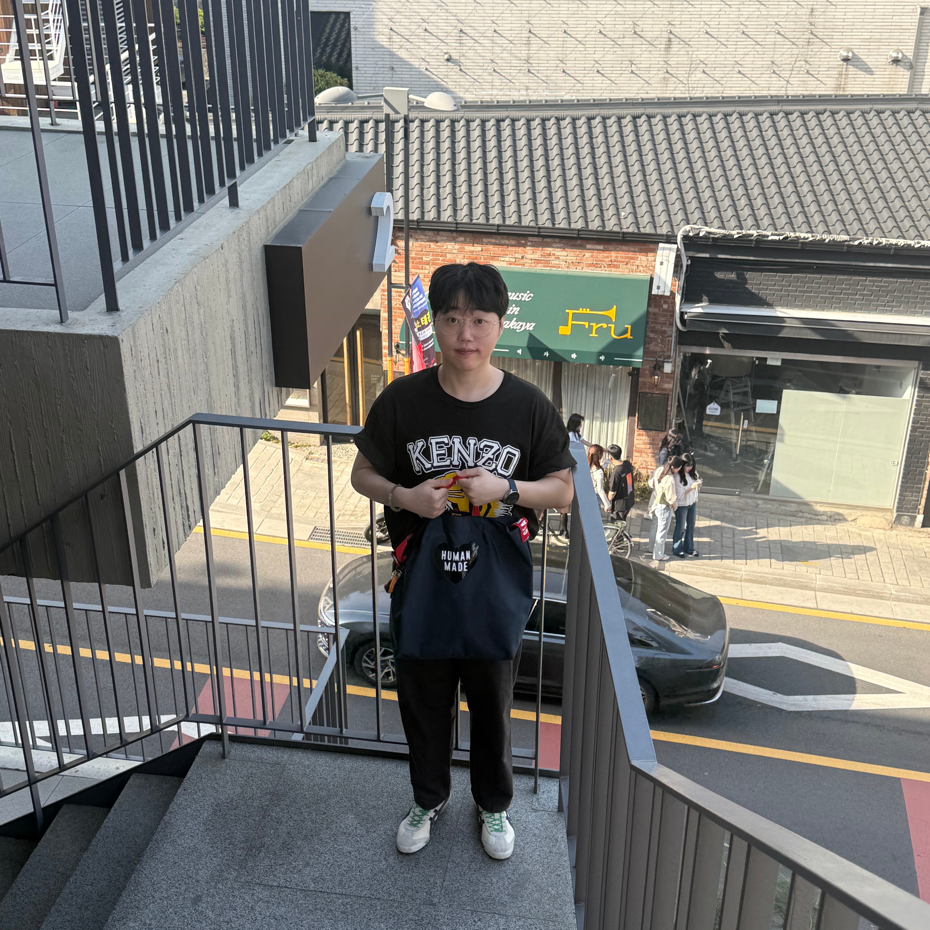 Human Made Shoulder Tote Bag Navy 착용 스타일