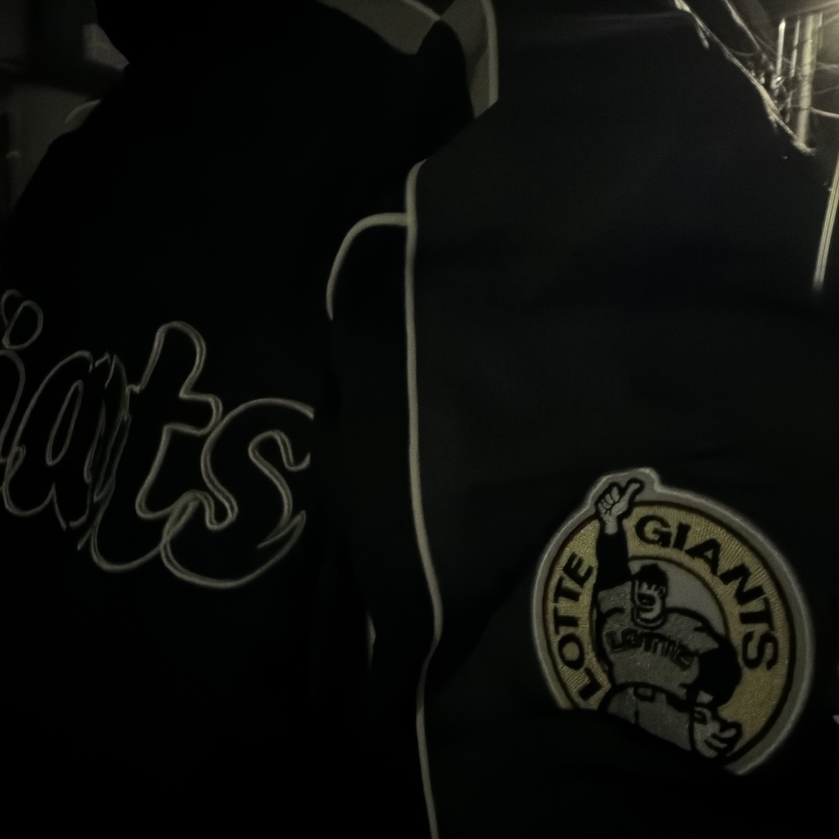Polyteru x Lotte Giants Dugout Retro Jumper Black 착용 스타일