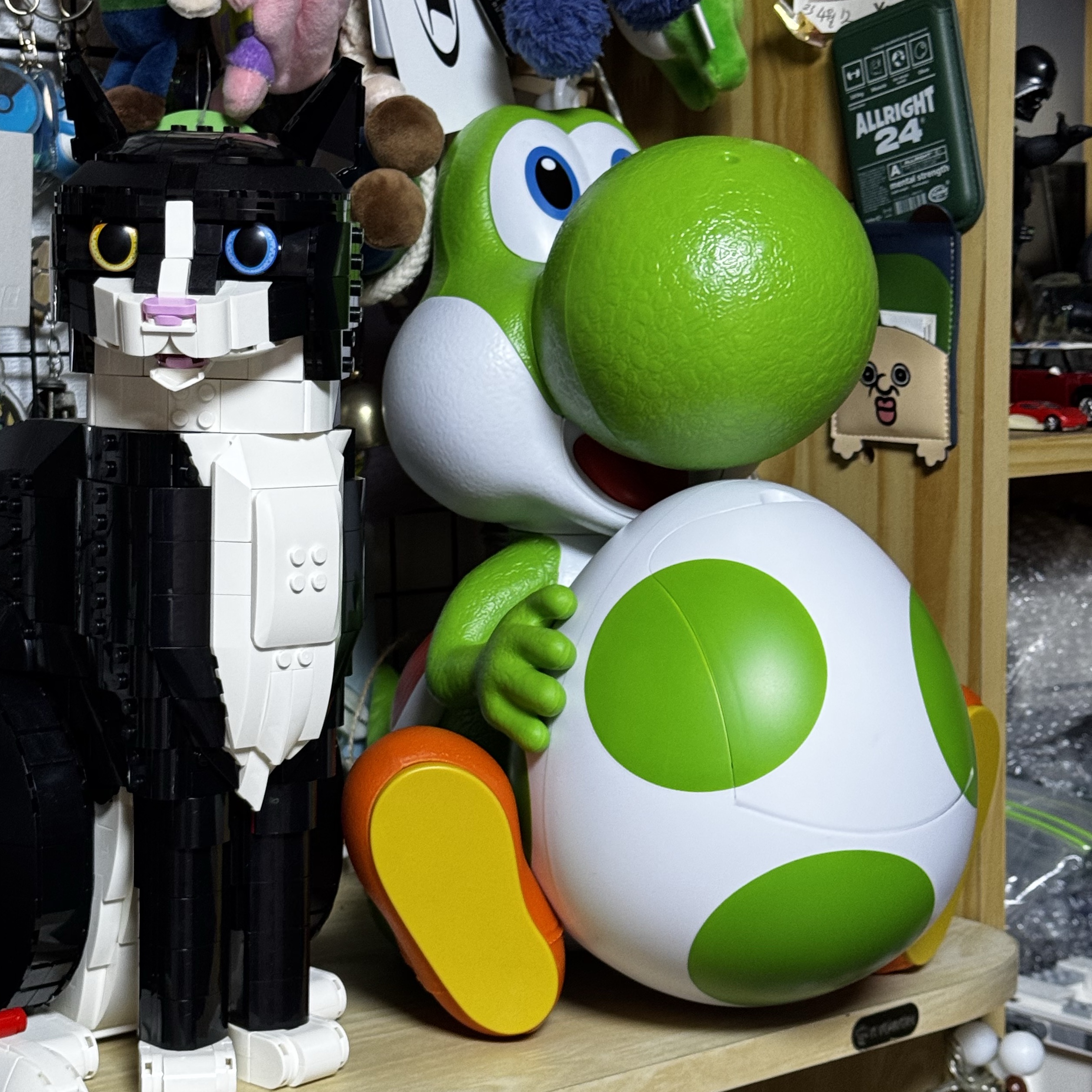 CGV x Super Mario Yoshi Popcorn Bucket, Apple AirPods Max Lightning Space Gray (Korean Ver.) 착용 스타일 - 3