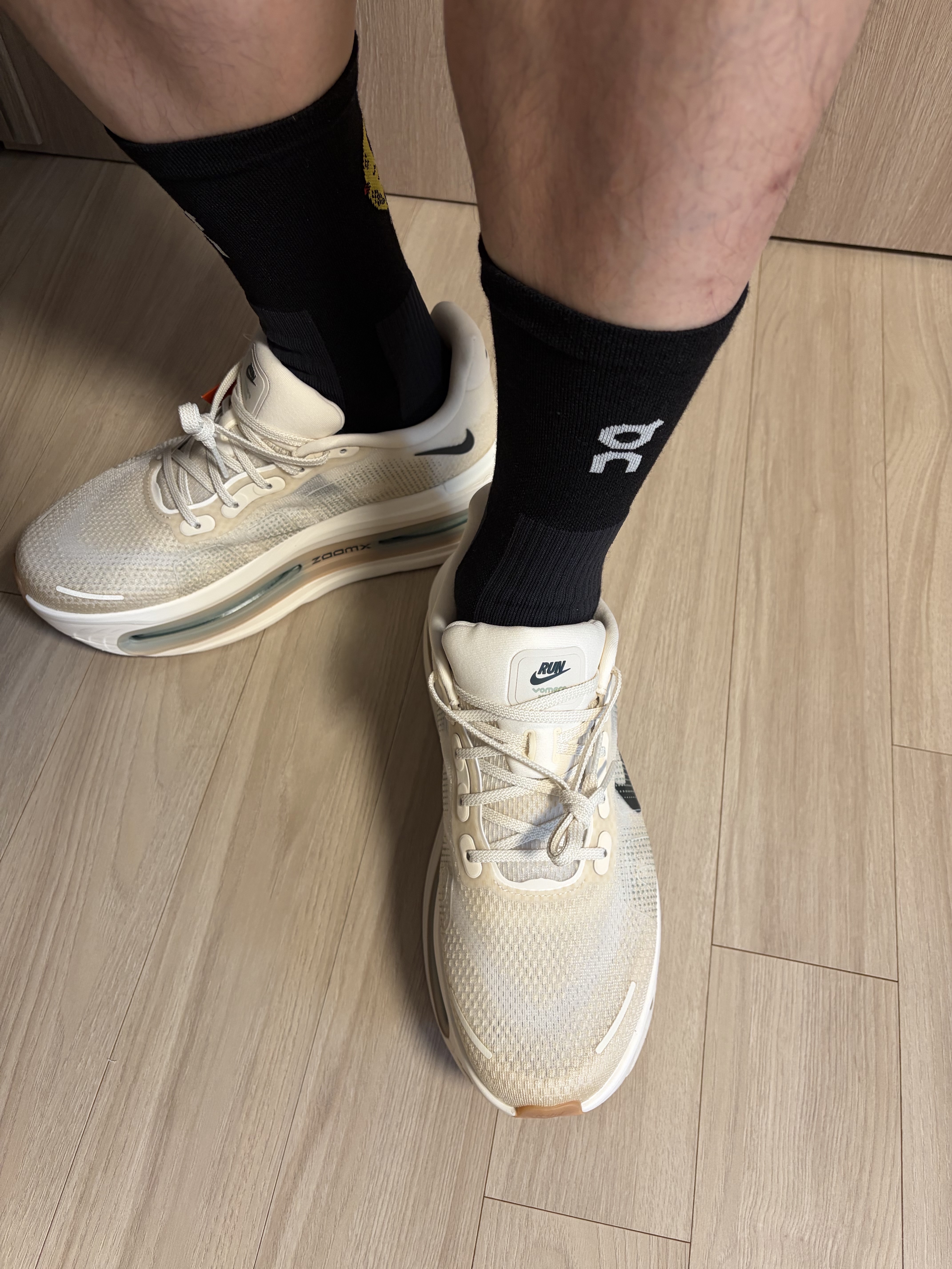 Nike Vomero Premium Pale Ivory Sand Drift 착용 스타일 - 4
