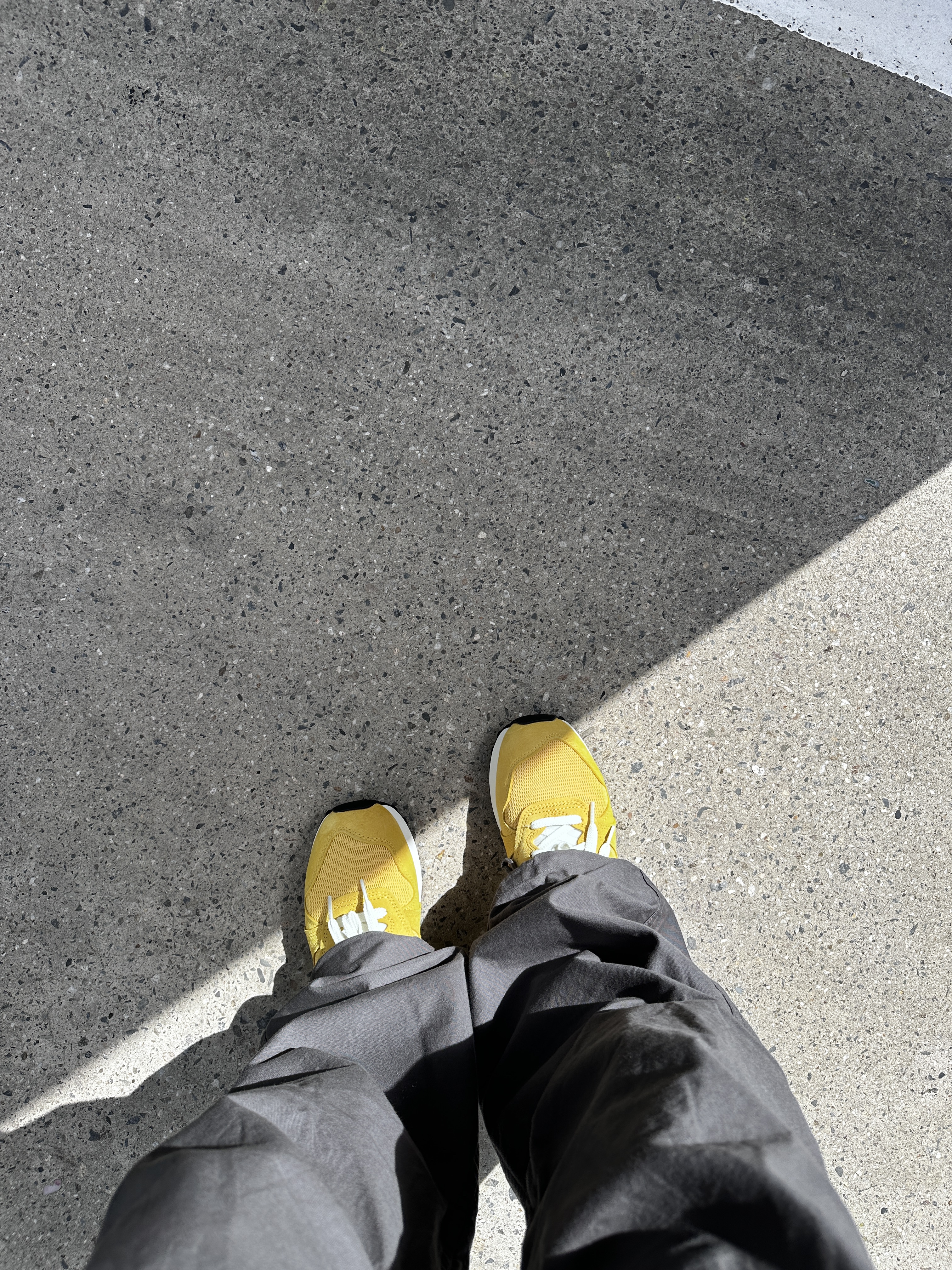 New Balance x JJJJound 475 Yellow White 착용 스타일 - 1