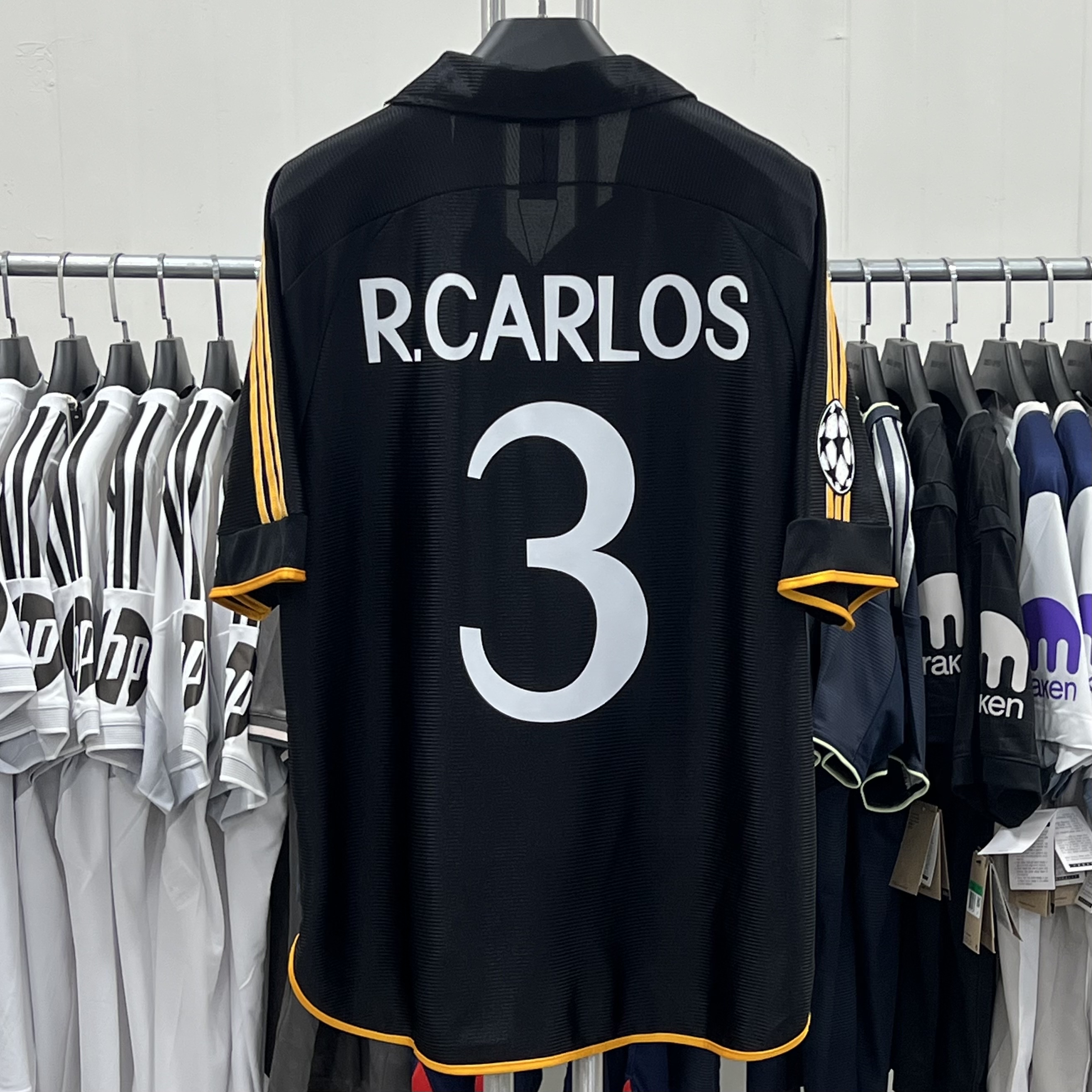 Adidas Real Madrid 99/00 Home Jersey White - KR Sizing (Non Marking Ver.), Adidas Real Madrid 99/00 Away Jersey Black - KR Sizing (Non Marking Ver.) 착용 스타일 - 1