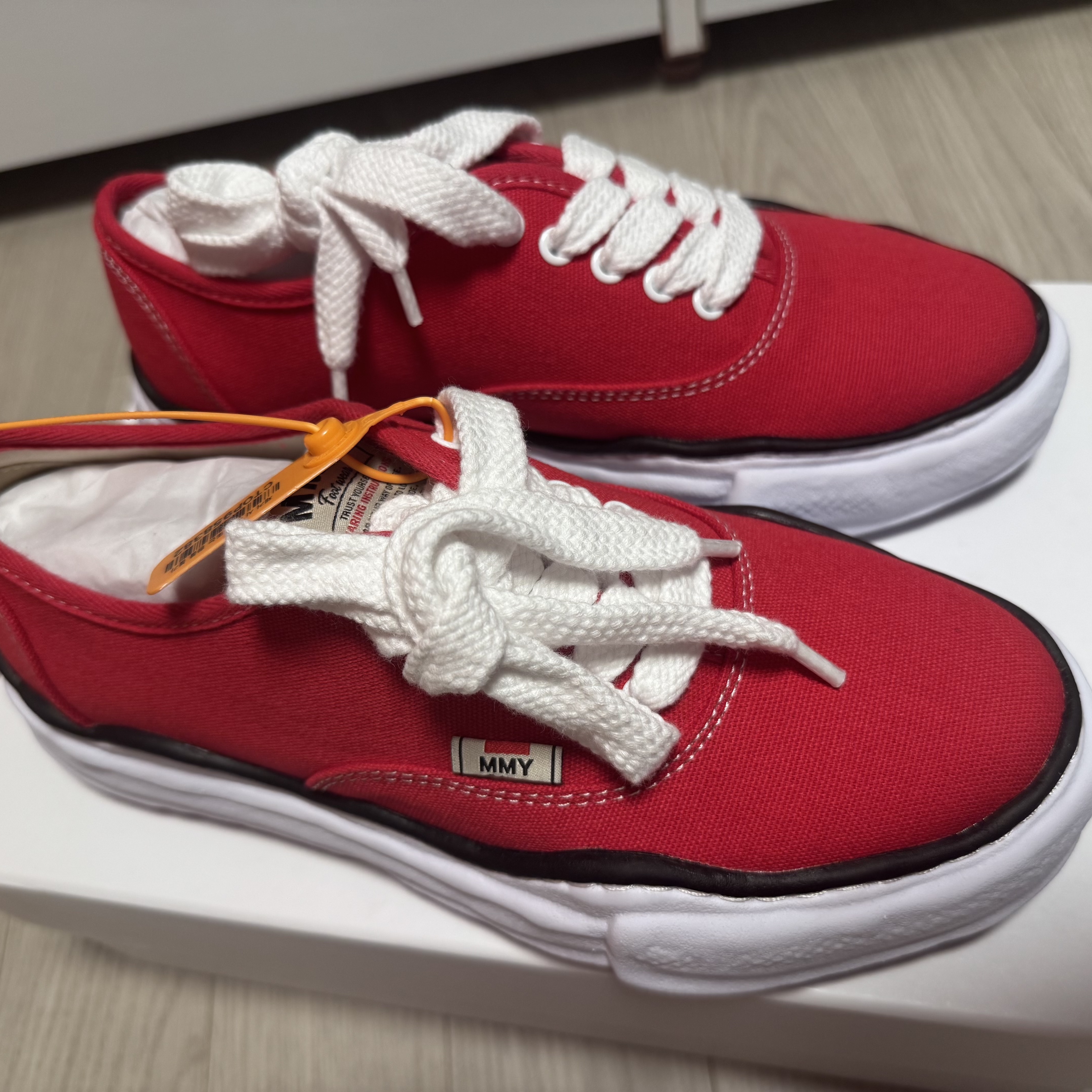 Maison Mihara Yasuhiro Baker OG Sole Canvas Low Cut Sneakers Red 착용 스타일