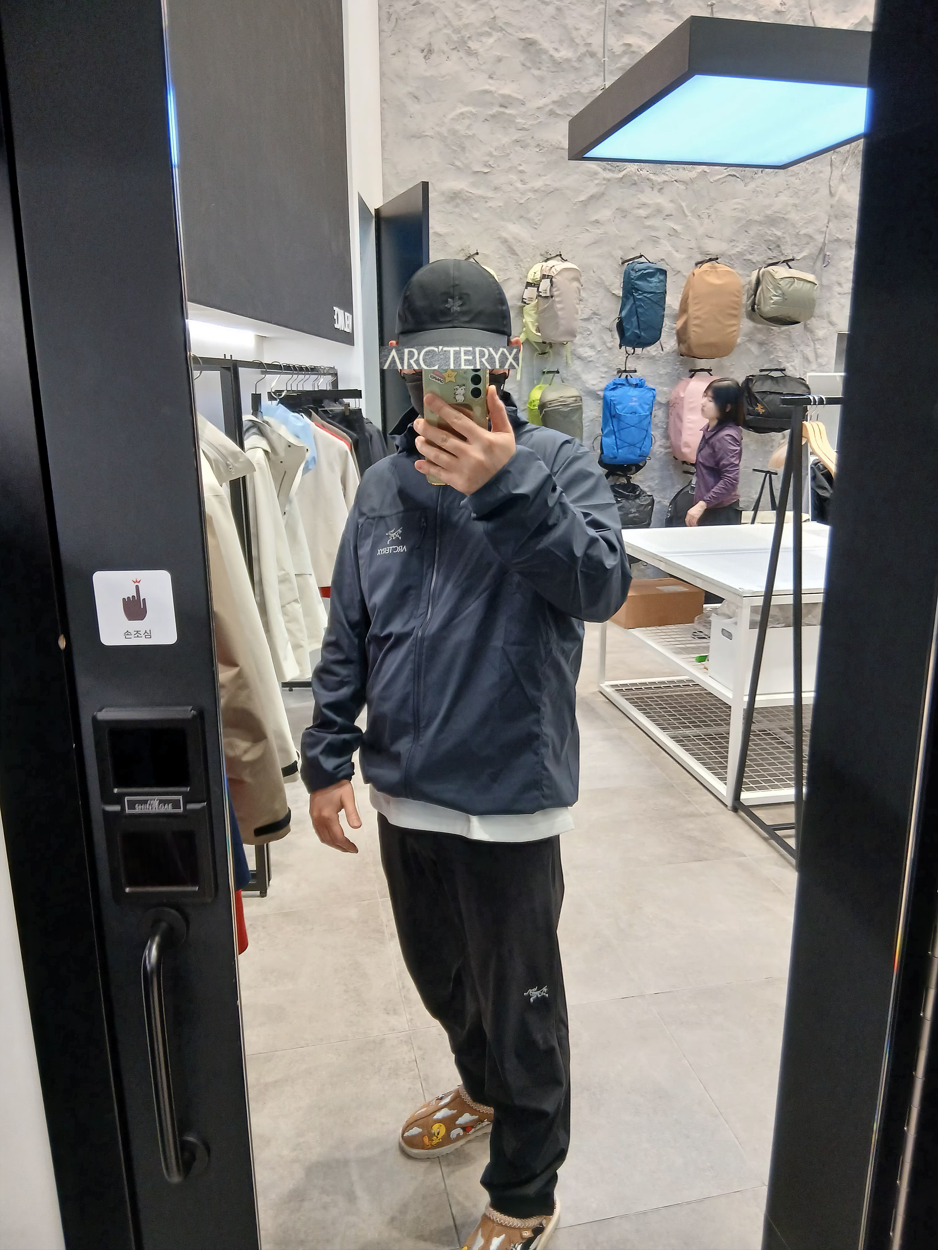 Goldwin Gore-Tex 3L Cap Black, UGG x Palace x Looney Tunes Tasman Slipper Chestnut 착용 스타일 - 1