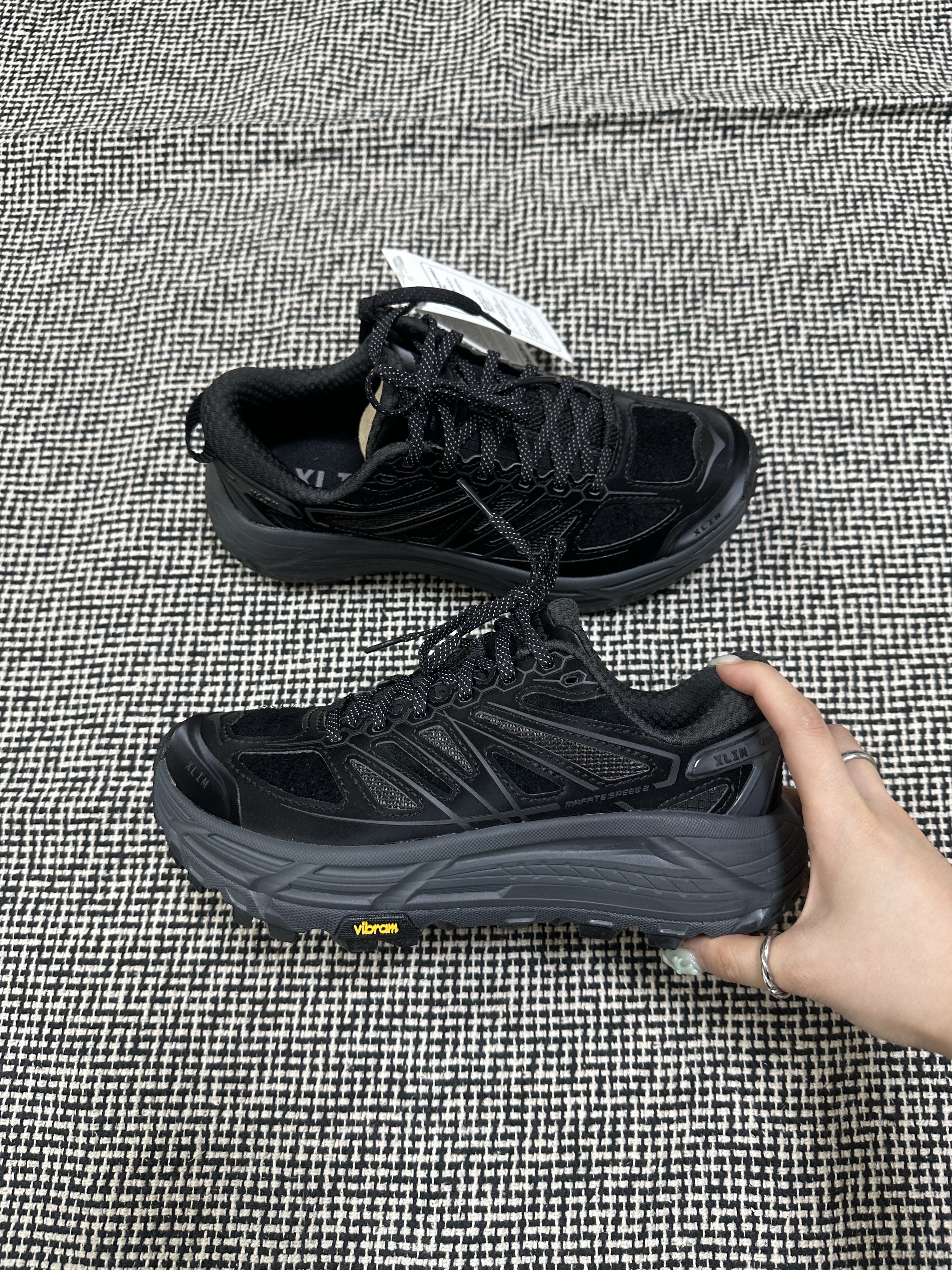 Hoka x Xlim Mafate Speed 2 TS Black Charcoal 착용 스타일 - 2