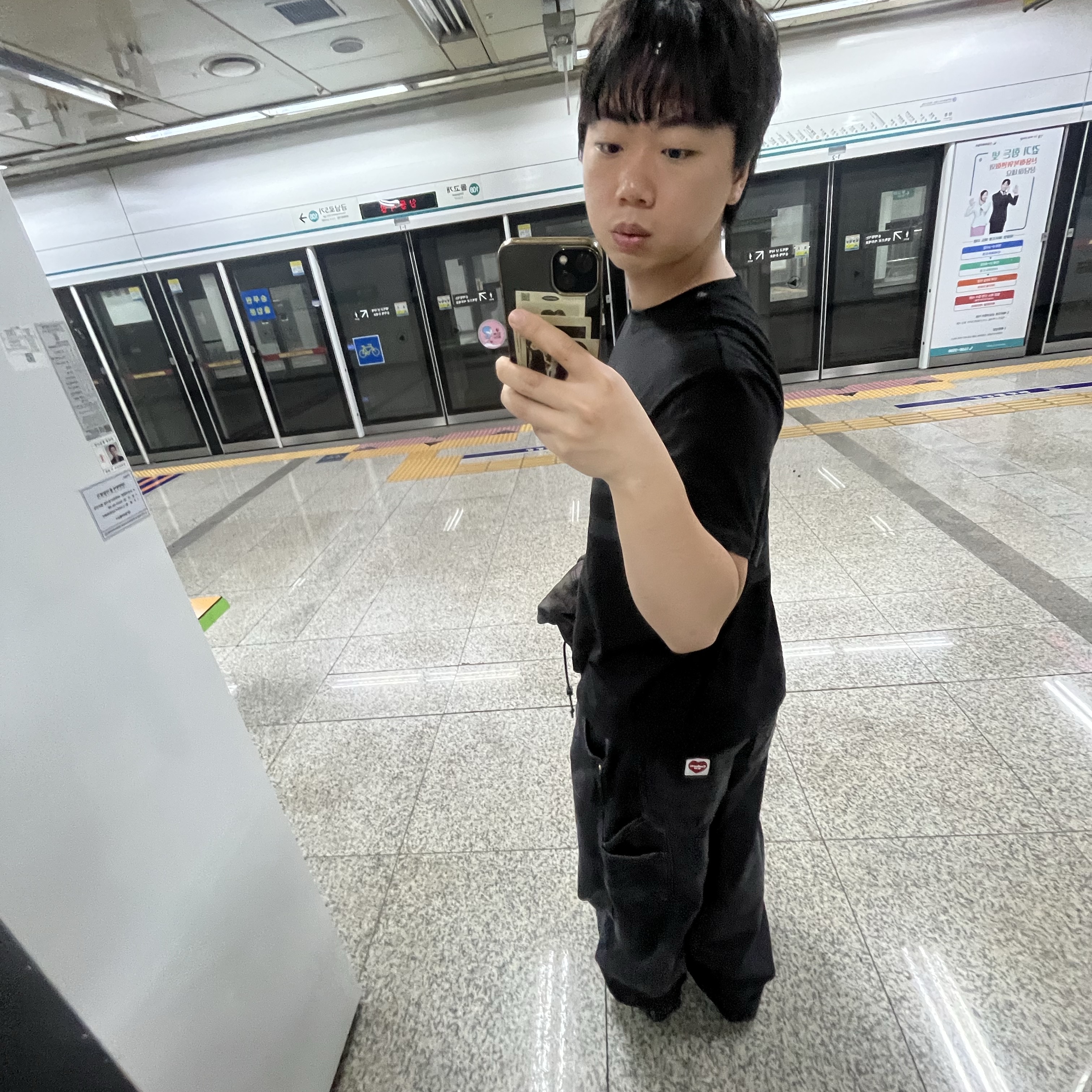 Carhartt WIP Nash Loose Fit Double Knee Pants Black Stone Washed, [KREAM 단독] Safarispot Basic Safari T-Shirt Black 착용 스타일 - 1