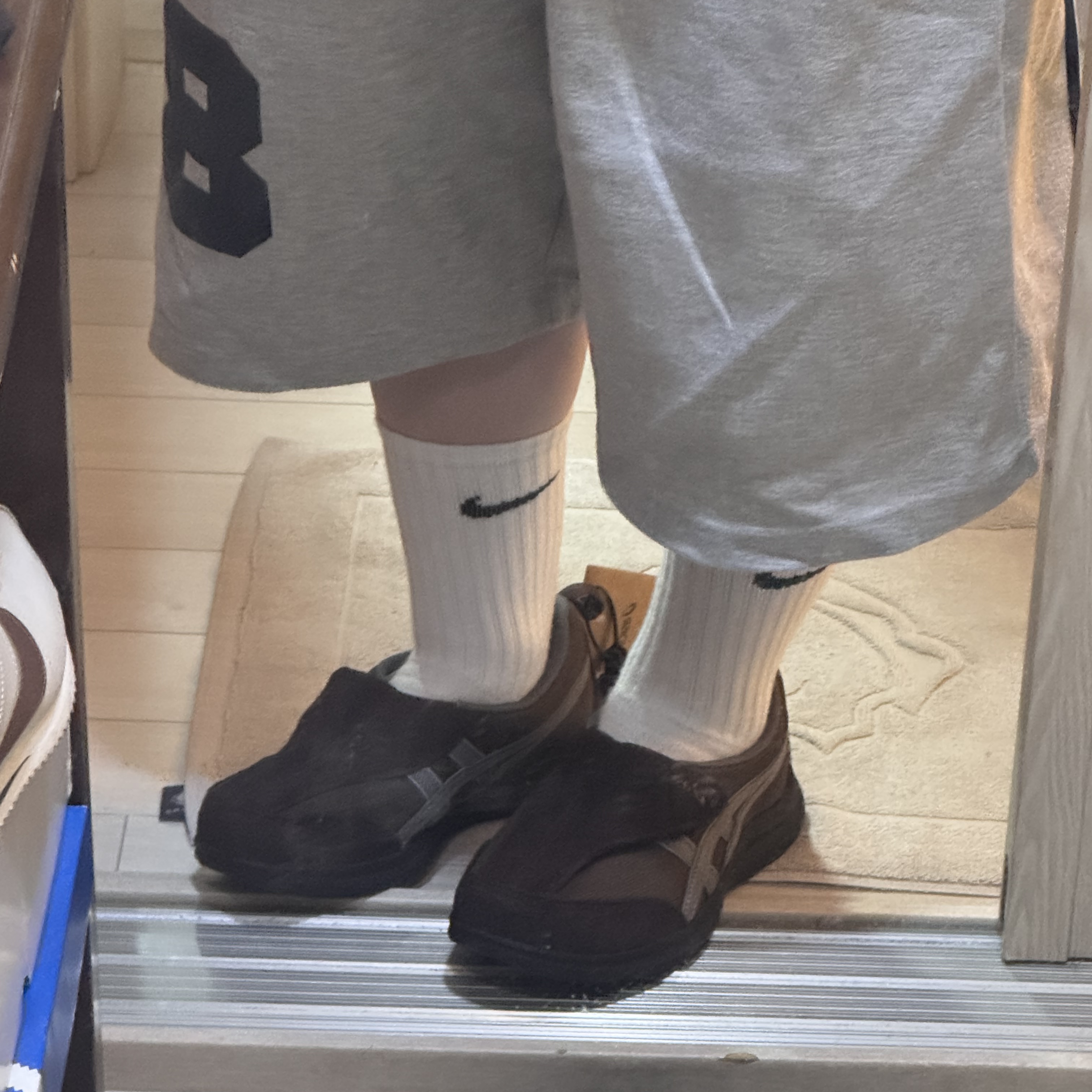 Asics Life Walker 010 Coffee - 3E Wide 착용 스타일