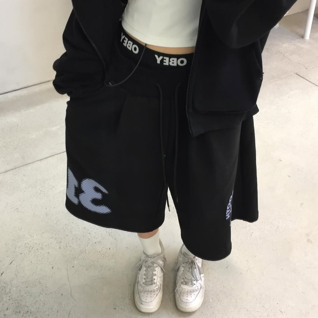 MAINBOOTH Boxer Oversized Sweat Shorts Black 착용 스타일 - 6