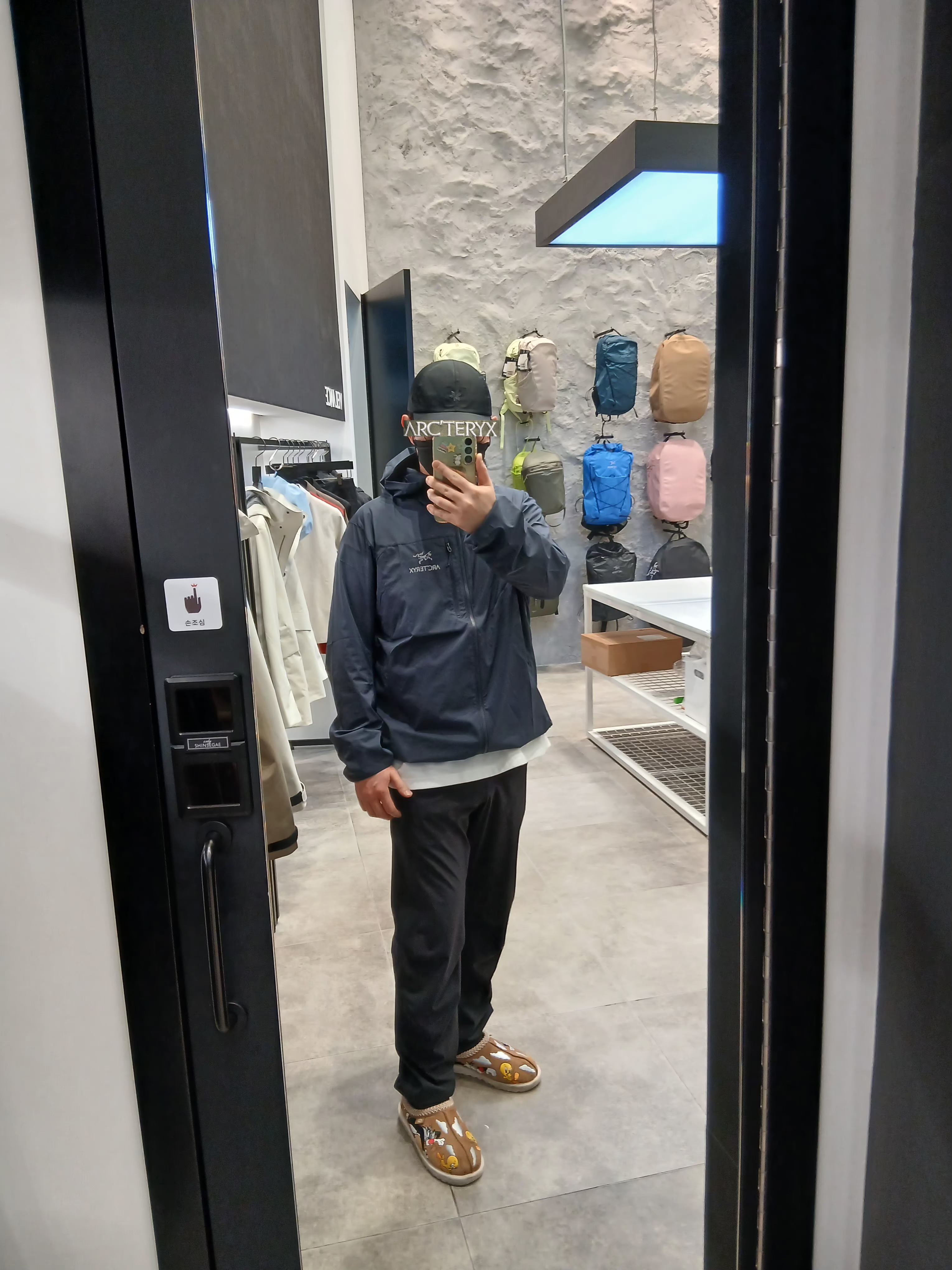 Goldwin Gore-Tex 3L Cap Black, UGG x Palace x Looney Tunes Tasman Slipper Chestnut 착용 스타일 - 3