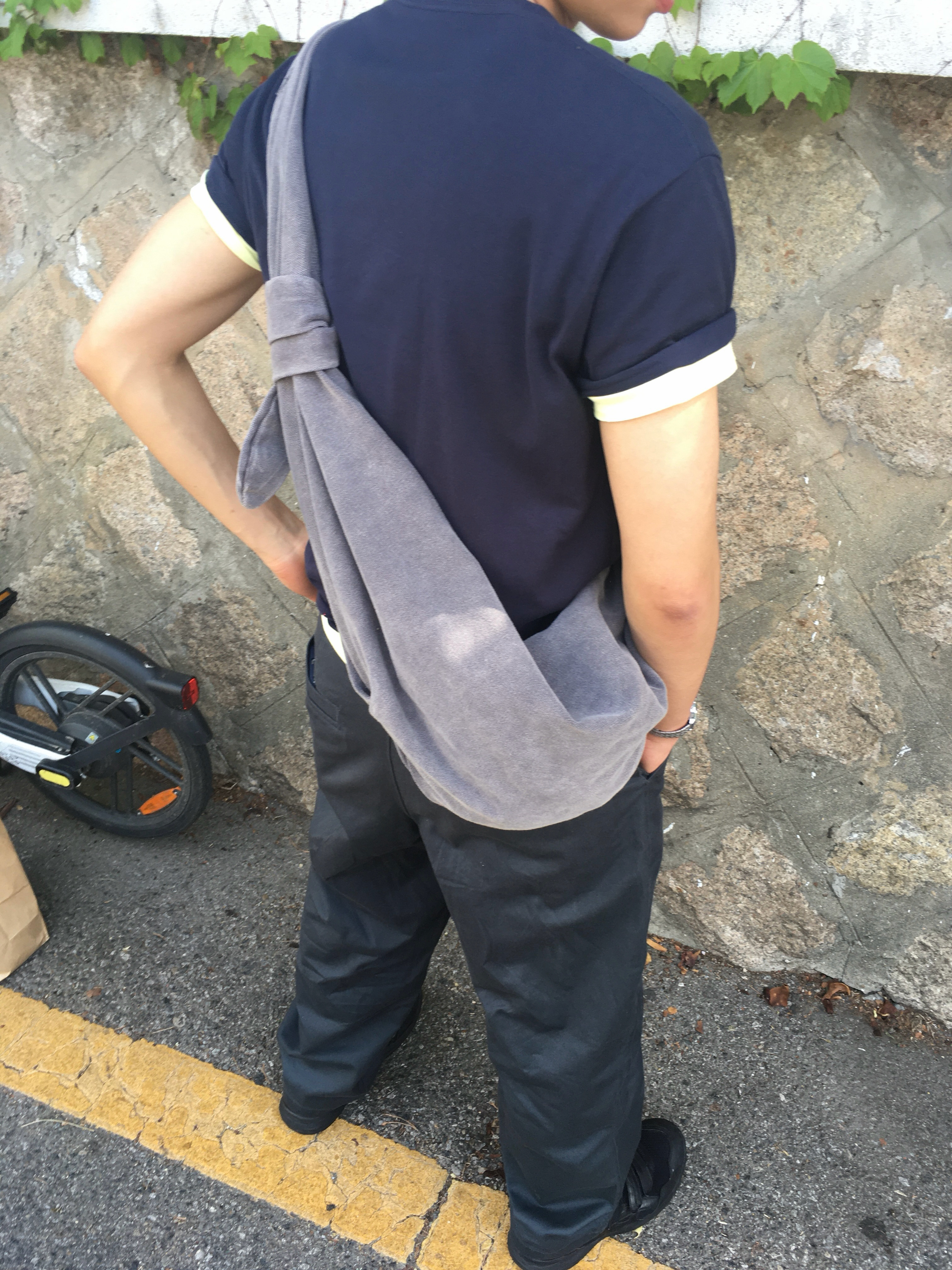 [KREAM 단독] Suade Washed Hobo Bag Gray 착용 스타일 - 6