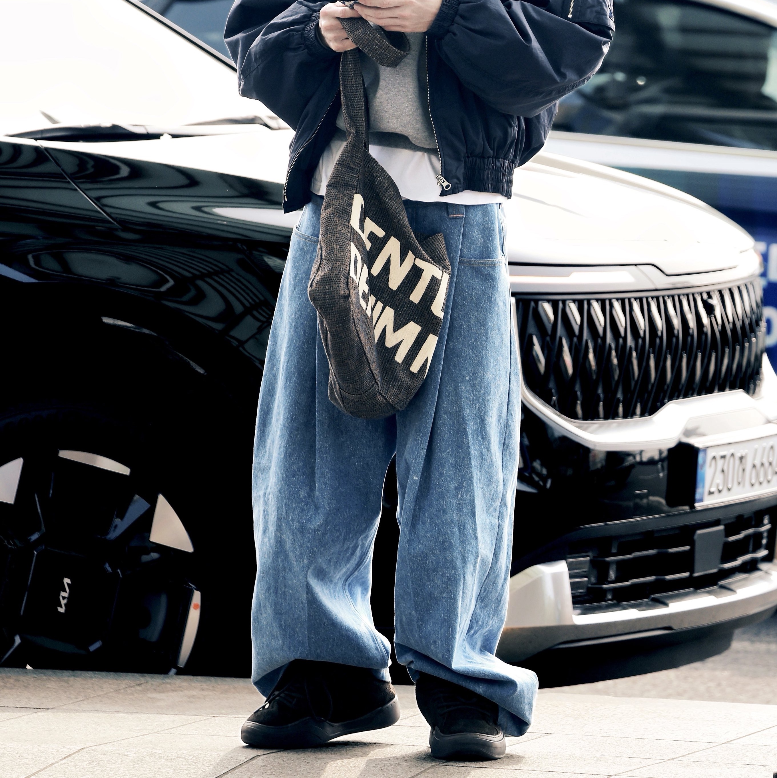ERL Limited Edition Corduroy Vamp Pirate Black 착용 스타일