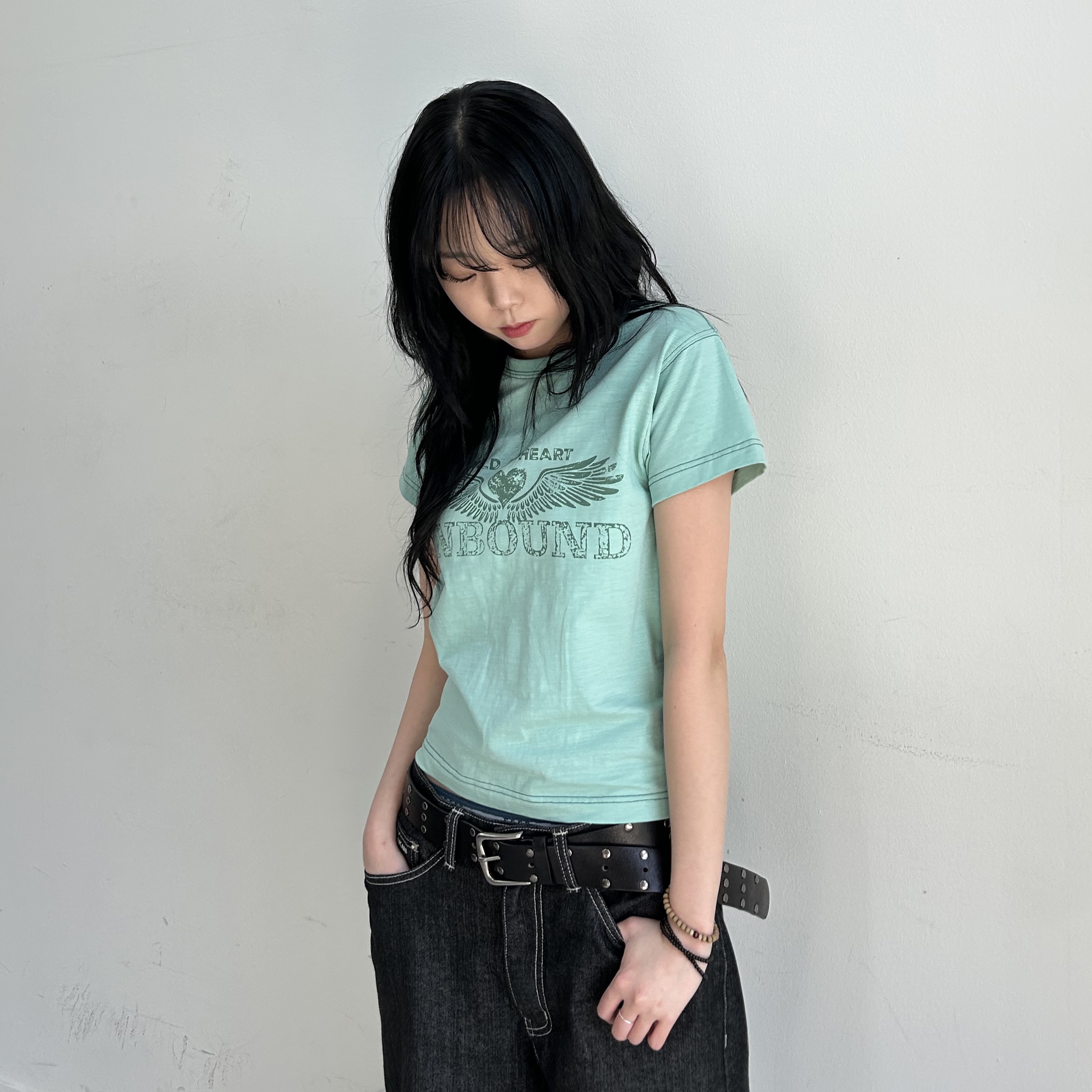 MAINBOOTH Heartwing T-shirt Mint 착용 스타일 - 2