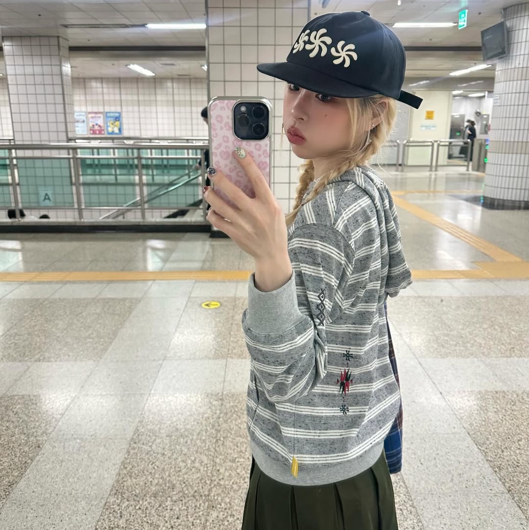 MAINBOOTH Cookie Stripe Hood T-shirt GRAY 착용 스타일 - 4